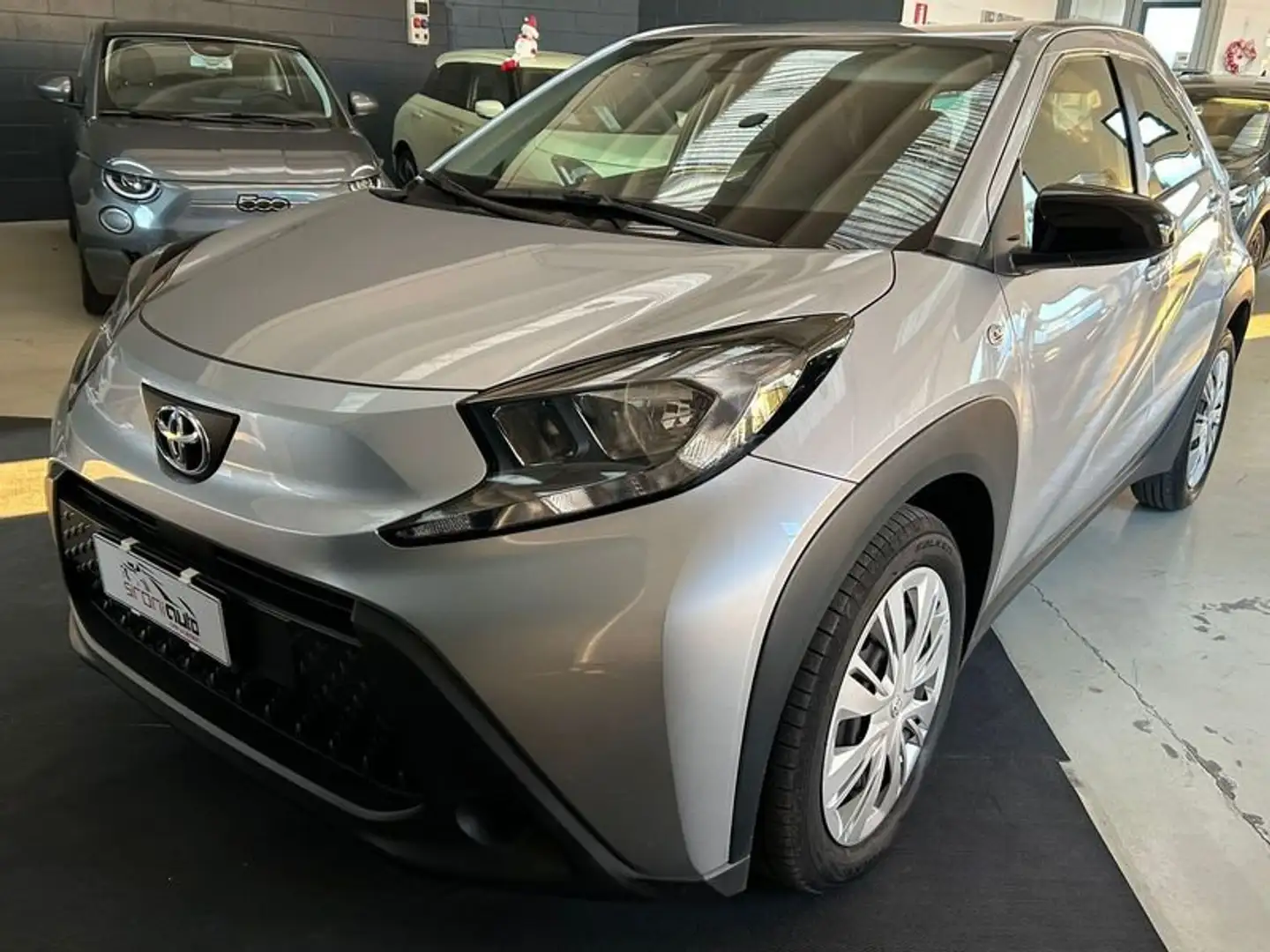 Toyota Aygo X 1.0 VVT-i 72 CV 5 porte Active S-CVT Šedá - 1