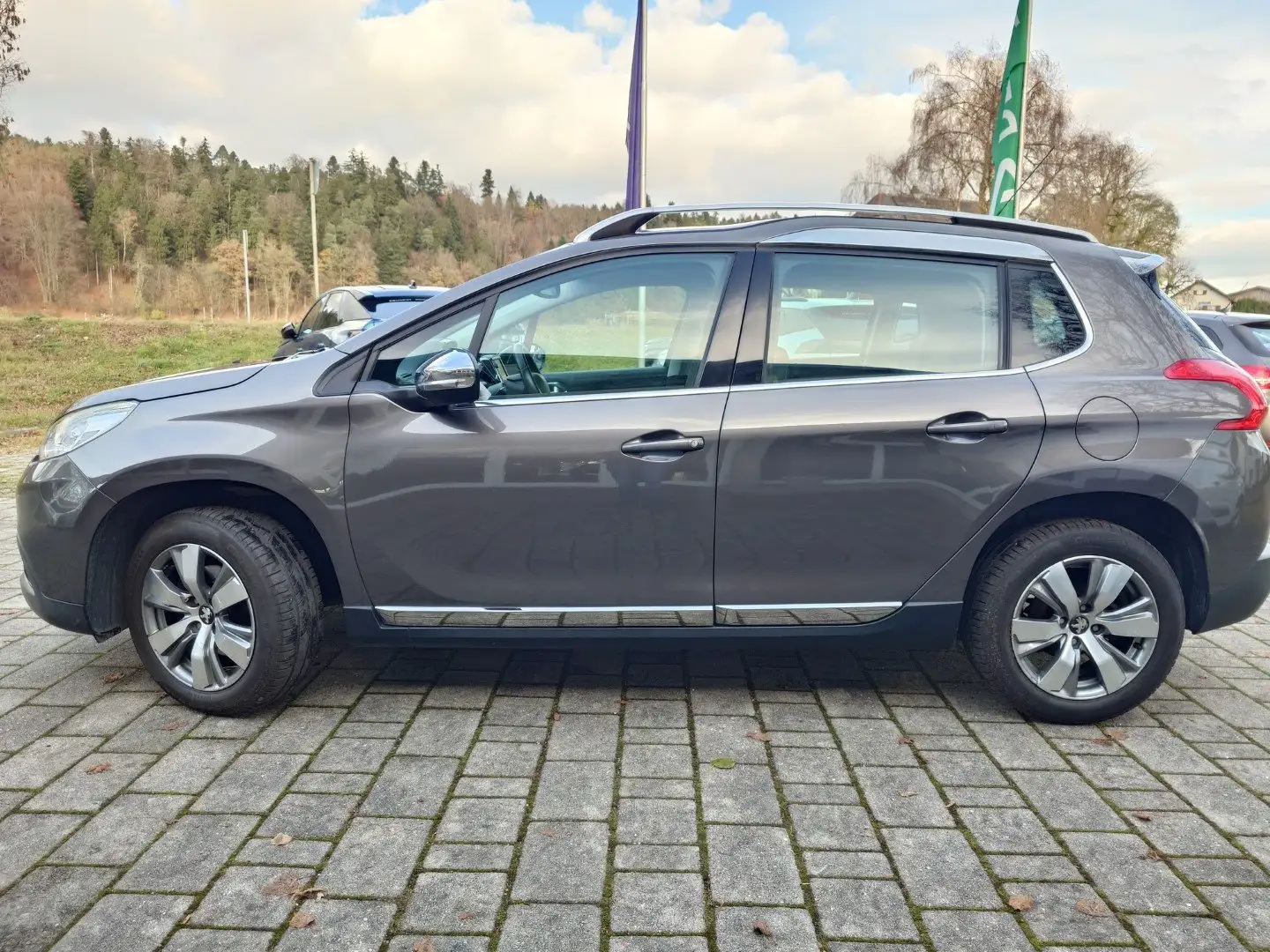 Peugeot 2008 Allure 110 PureTech *NAVI*SHZ*PDC* Grau - 2