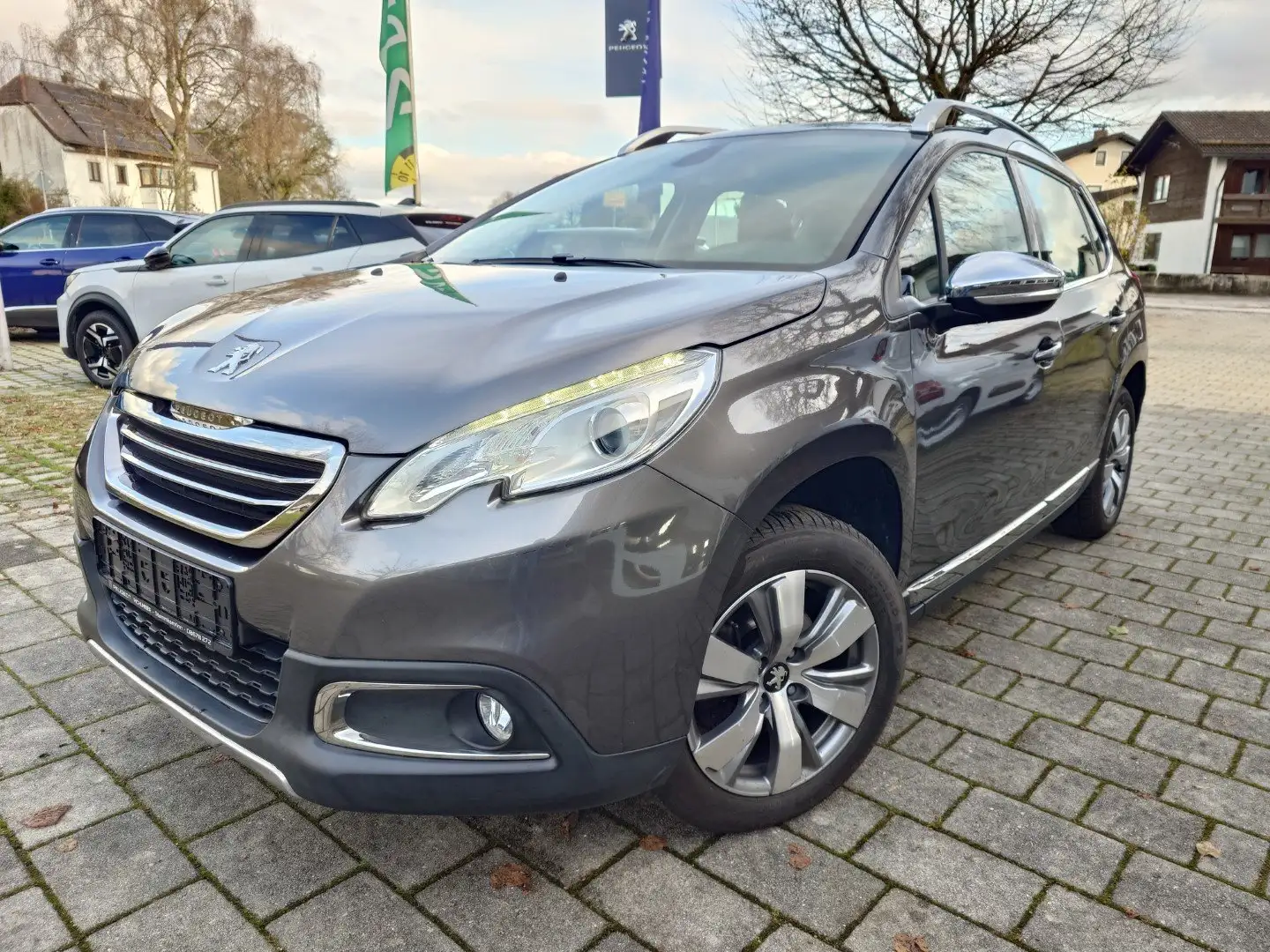Peugeot 2008 Allure 110 PureTech *NAVI*SHZ*PDC* Grau - 1