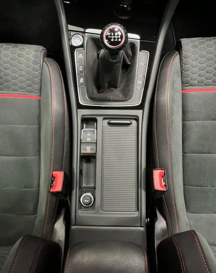 Volkswagen Golf GTI — photo 16