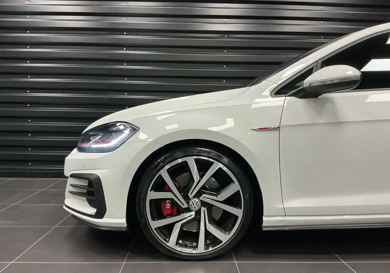 Volkswagen Golf GTI — photo 8