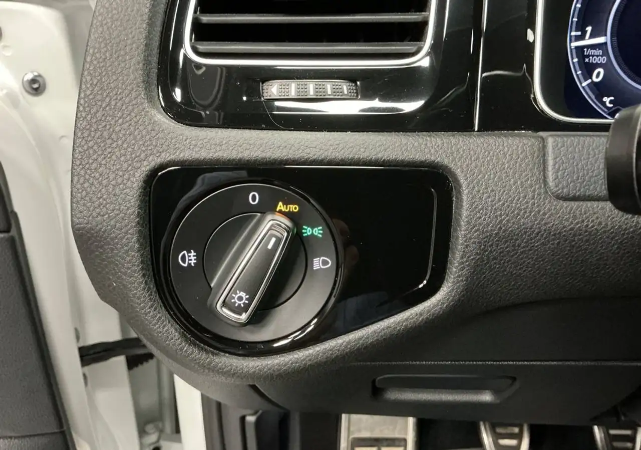 Volkswagen Golf GTI — photo 21