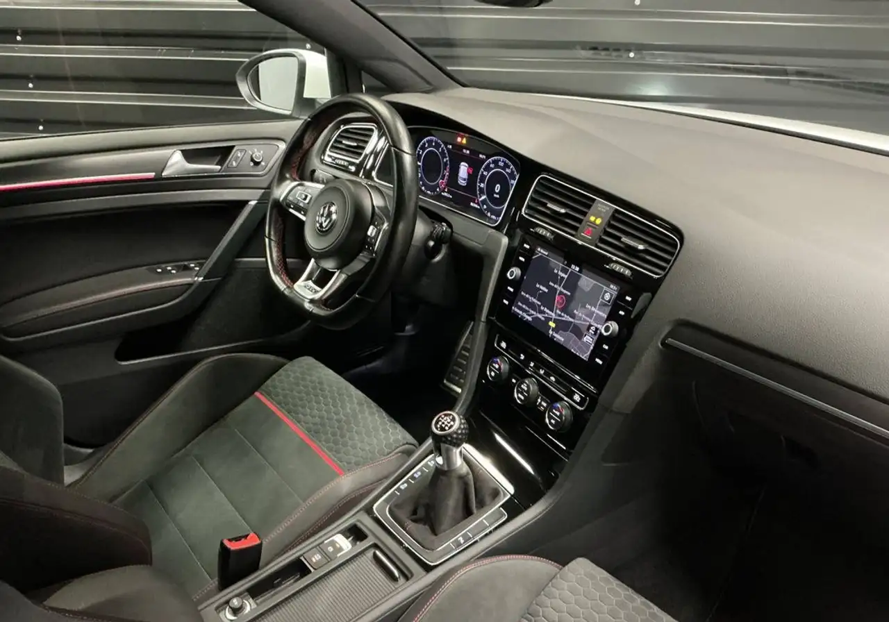 Volkswagen Golf GTI — photo 11
