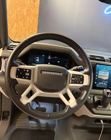 Land Rover Defender view 5
