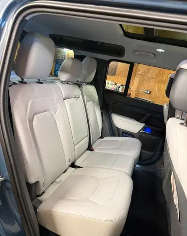 Land Rover Defender view 7