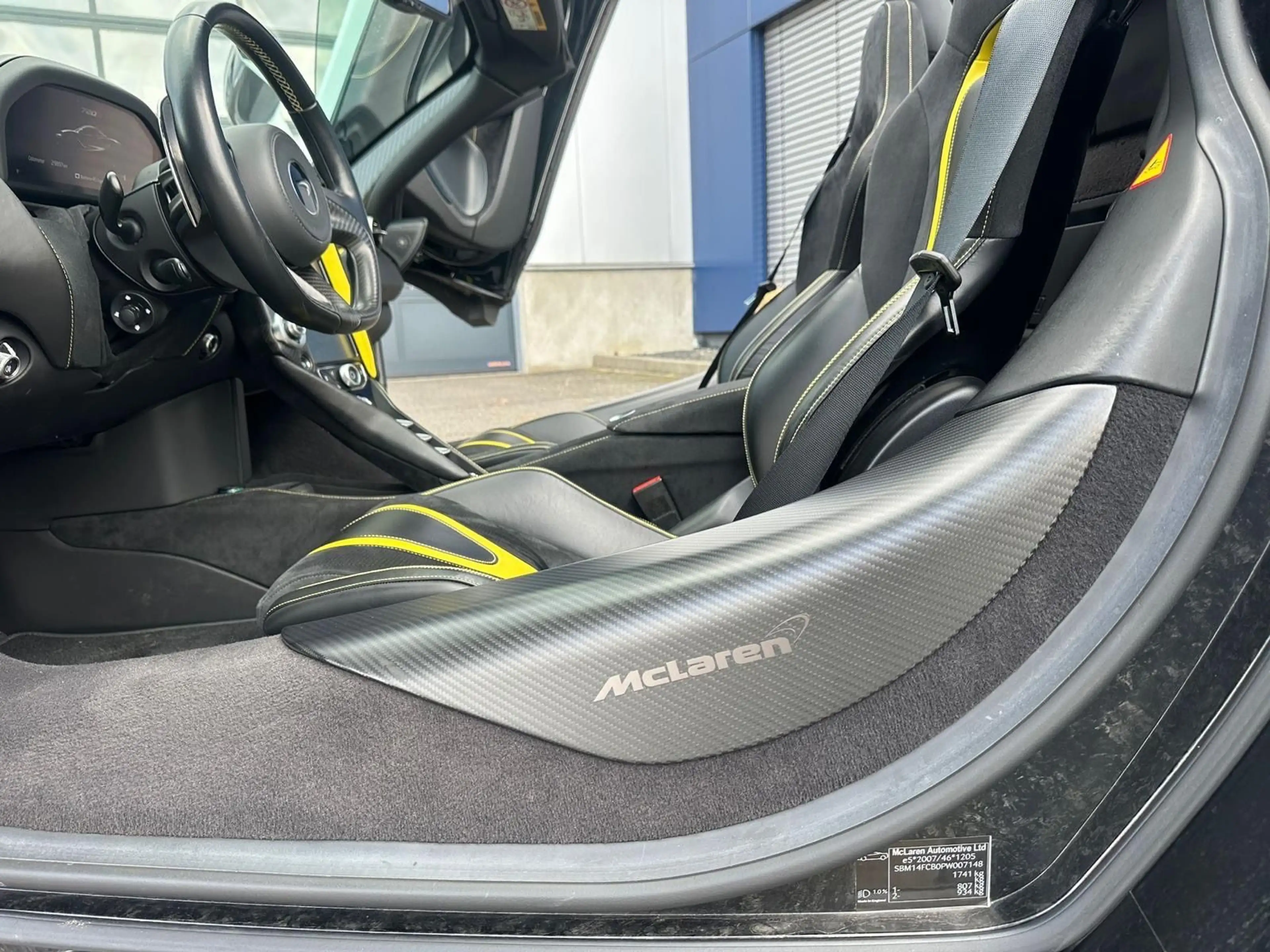 McLaren 720S Spider B&W MSO Carbon Lift 1. Hand MwST — photo 14