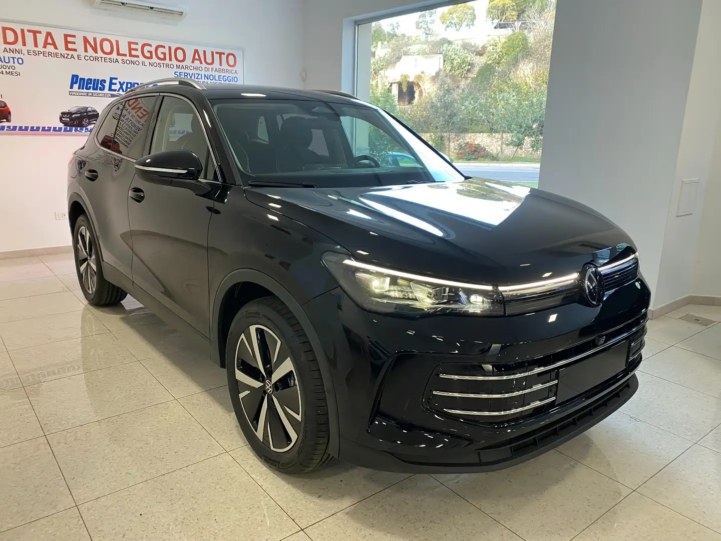 Volkswagen Tiguan 2.0 tdi Elegance 150cv dsg nuovo modello AUTOMATIC Noir - 2