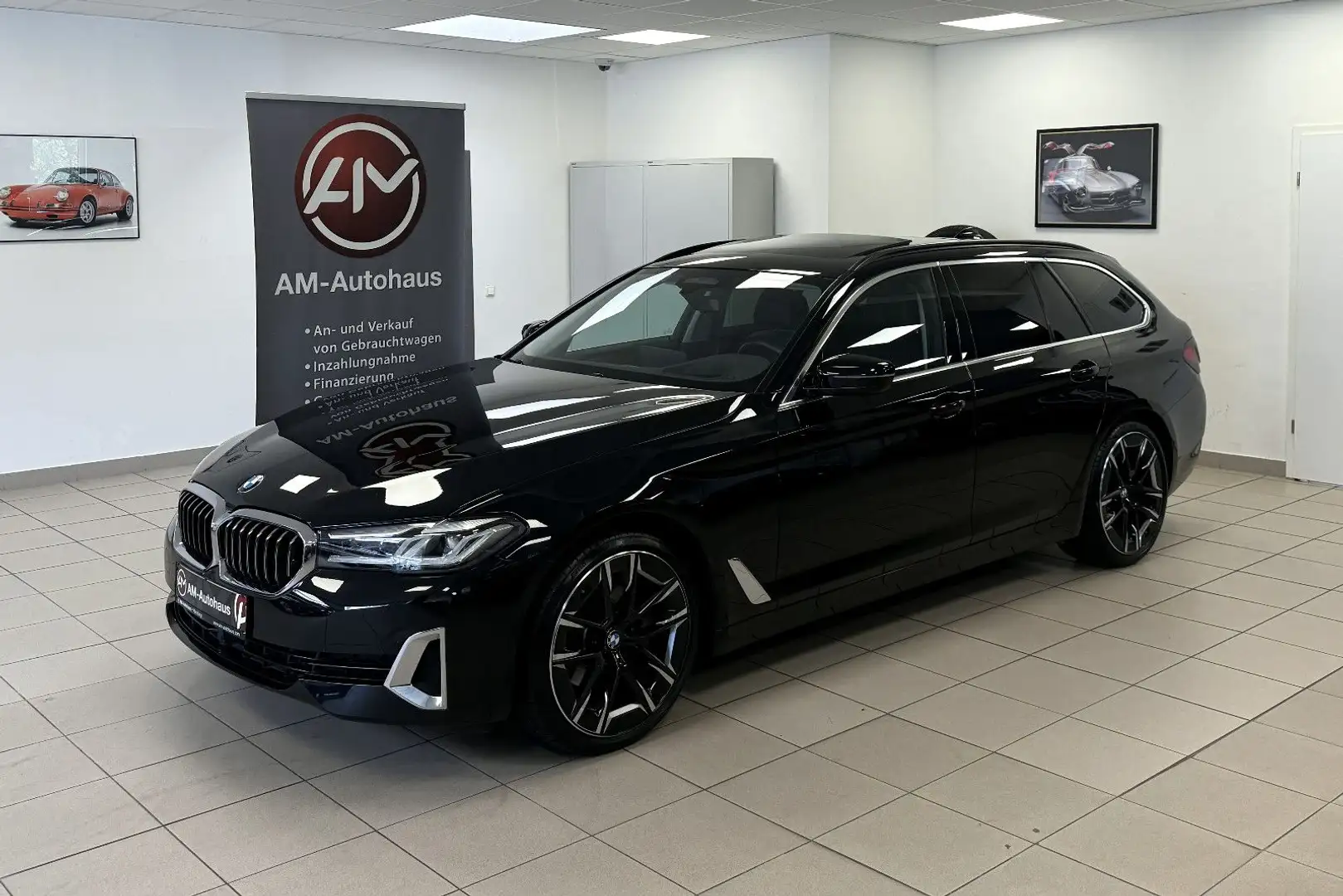 BMW 520 d Touring xDrive *Luxury Line*PanSD*AHK*ACC Zwart - 1