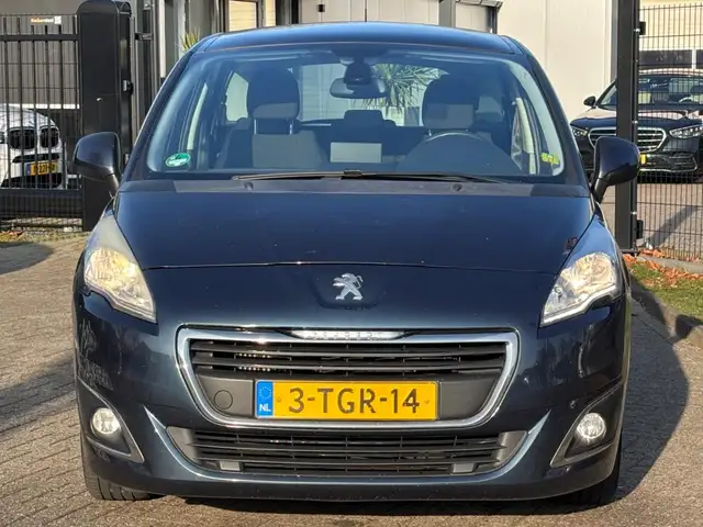 Peugeot 5008 view 2