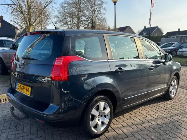 Peugeot 5008 view 5
