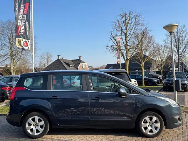 Peugeot 5008 view 4