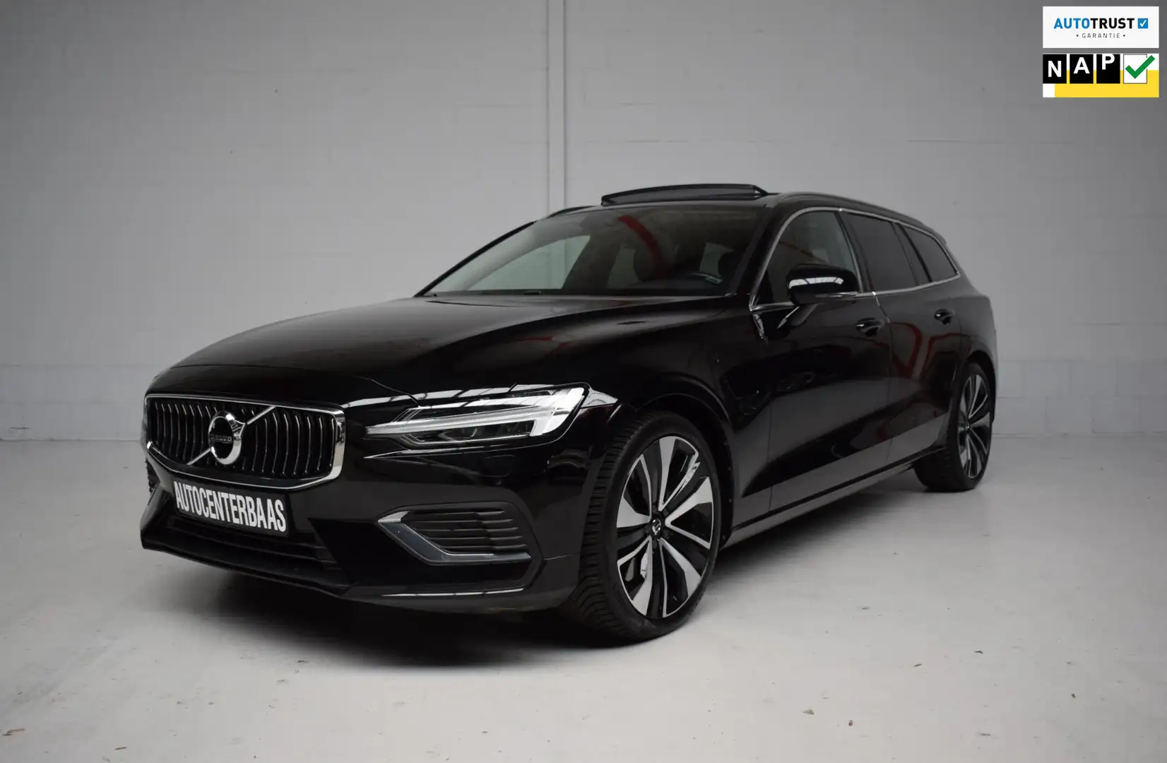 Volvo V60 2.0 T8 Recharge AWD Inscription PANORAMADAK / EL.T Noir - 1