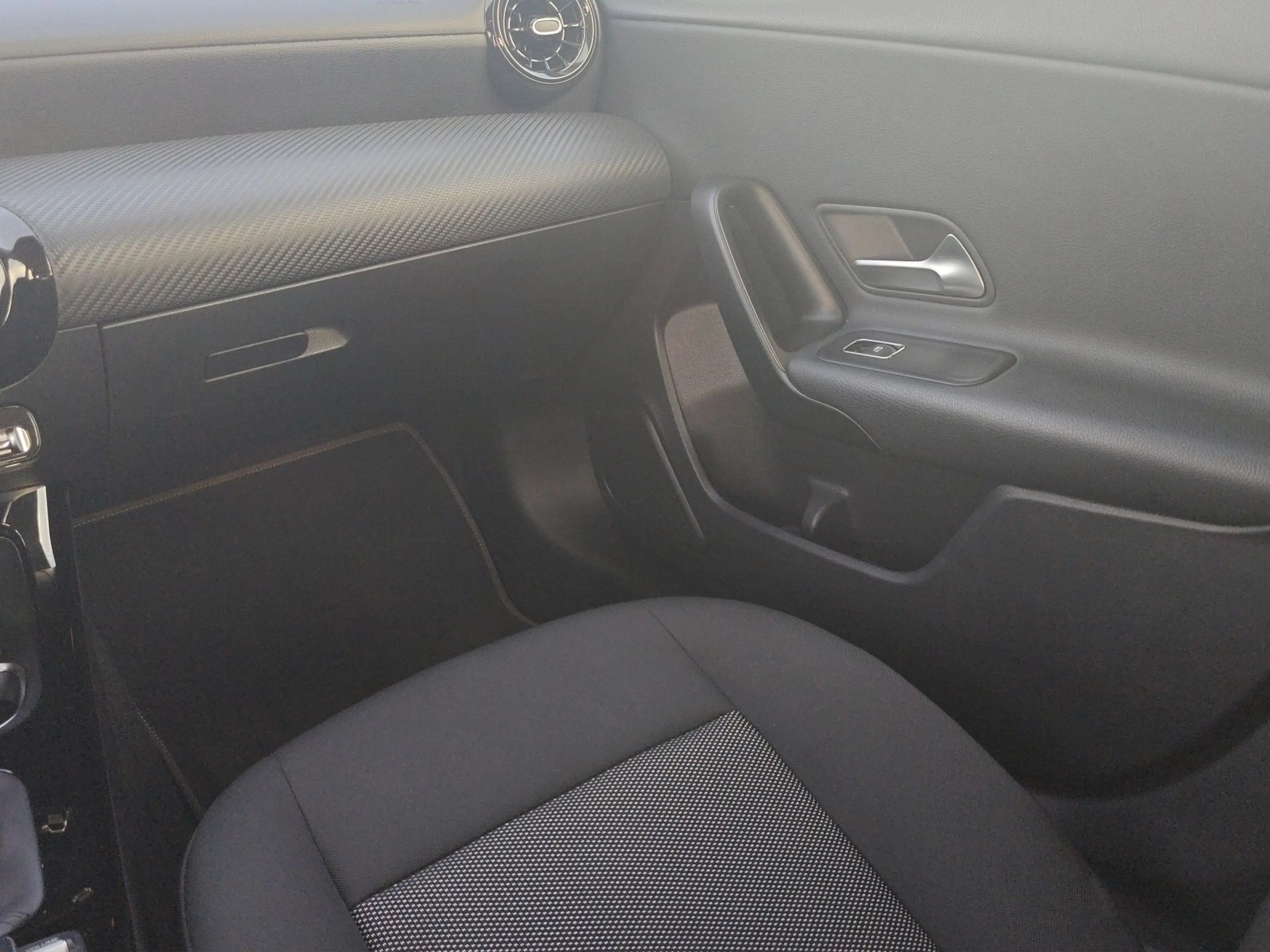 Mercedes-Benz A 180 180 *Camera/PDC/GPS/Alu* — photo 15
