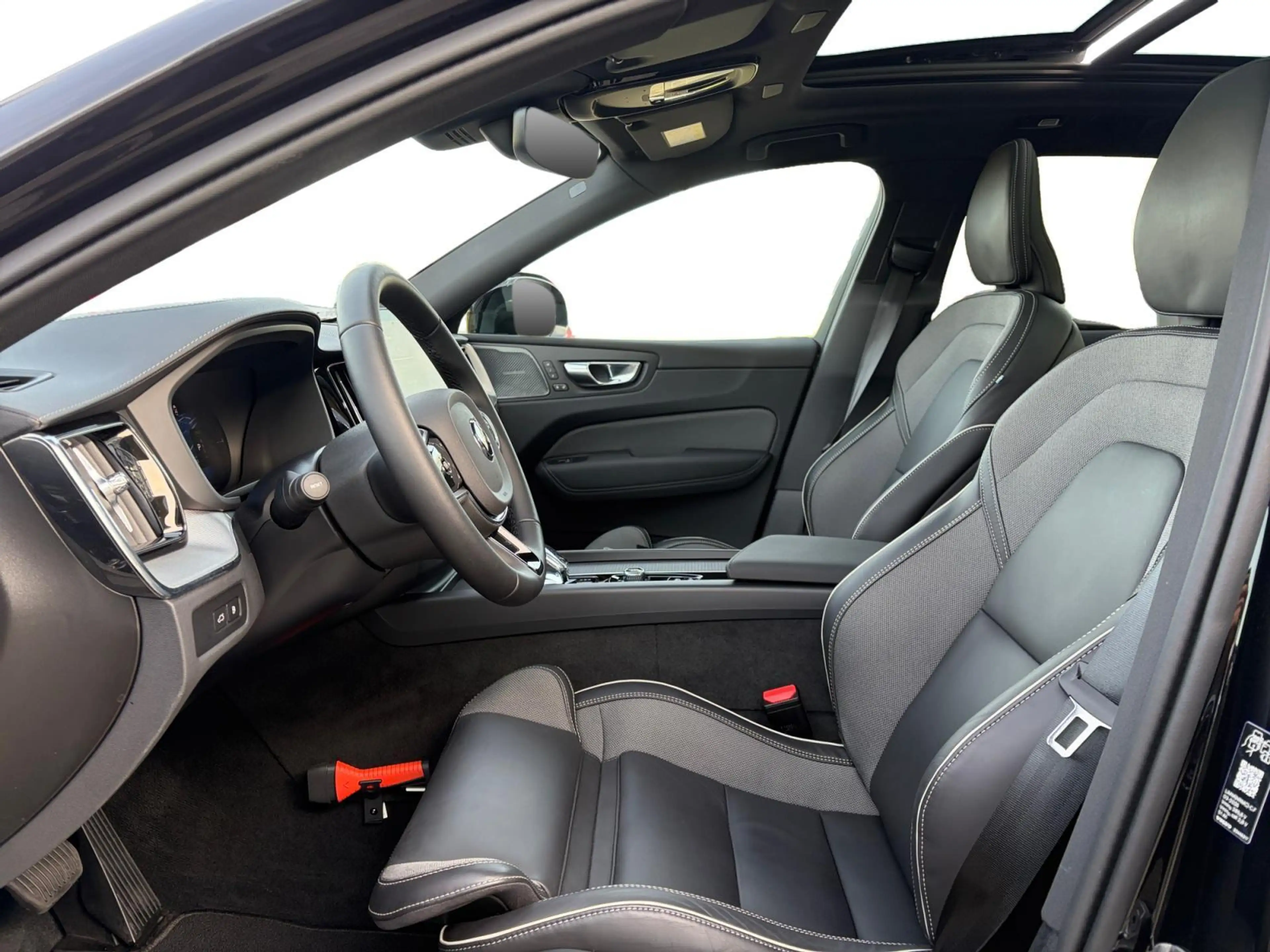Volvo XC60 2.0 T6 Plug-in hybrid AWD Ultra Black Edition — photo 13