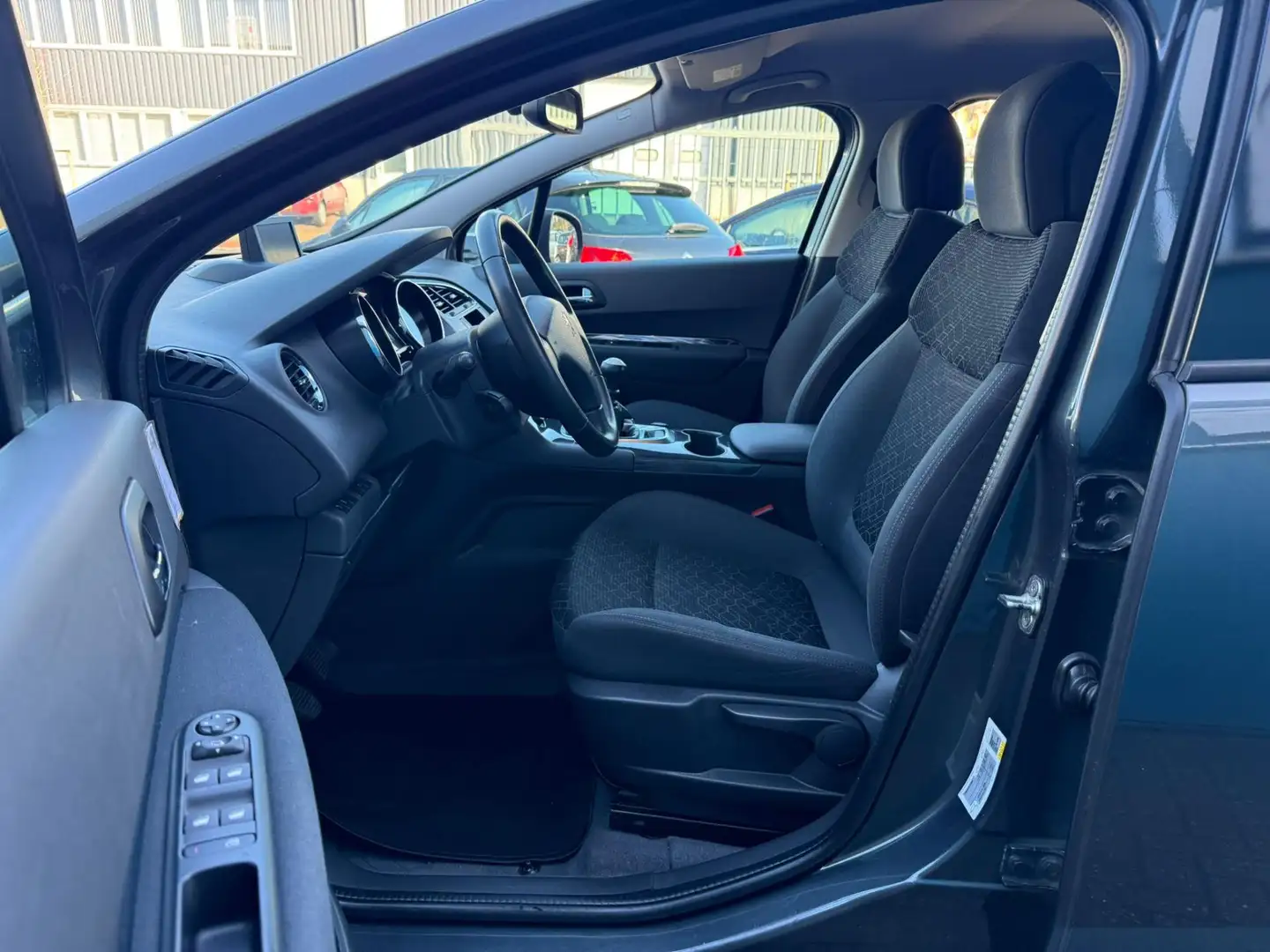 Peugeot 3008 1.2 PureTech Blue Lease Executive Nw model Clima C Gris - 2