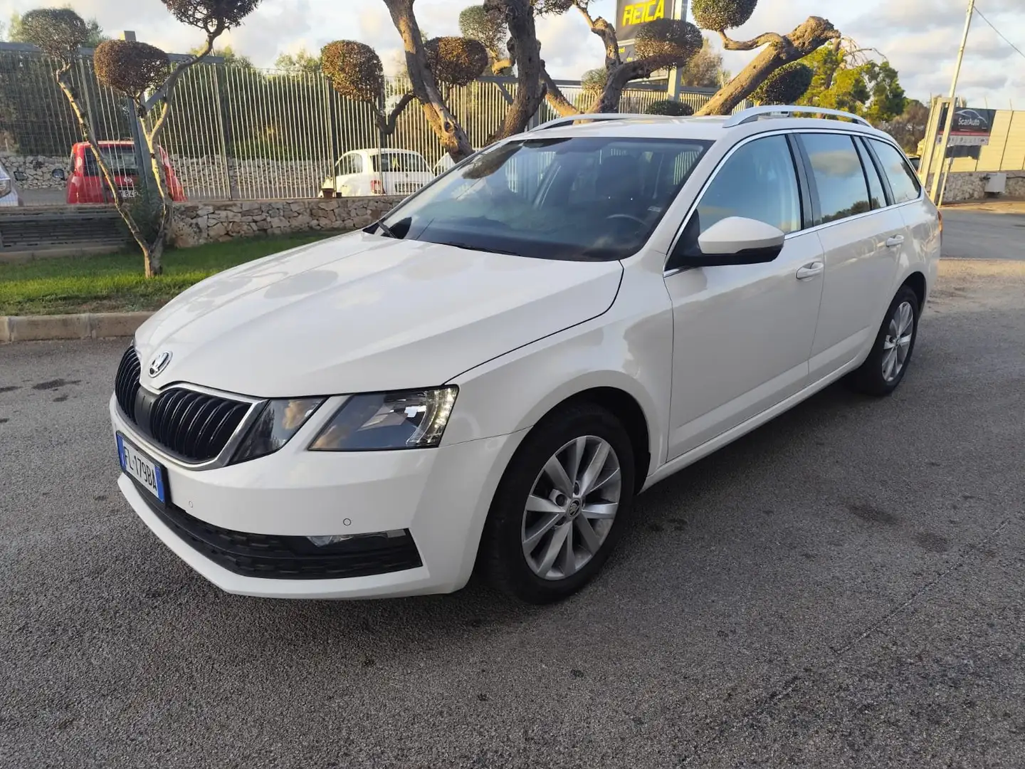 Skoda Octavia Octavia III 2017 Wagon 2.0 tdi Executive 150cv dsg Blanc - 1