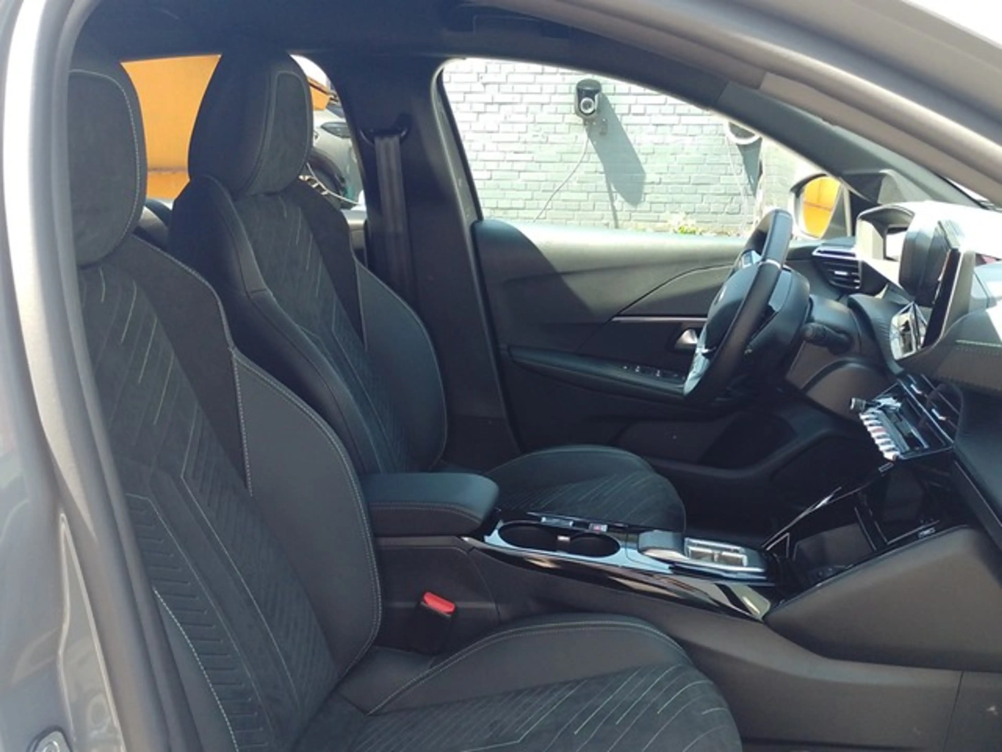 Peugeot e-208 GT Elektromotor 156 — photo 9