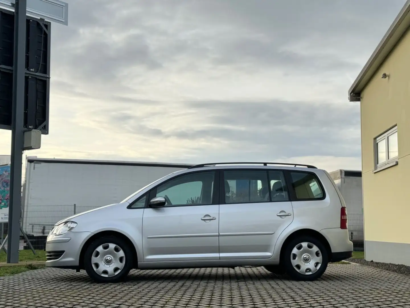 Volkswagen Touran Trendline*AUTOMA.*KLIMA*PDC*SHZ*TEMP*TÜV* Argento - 2