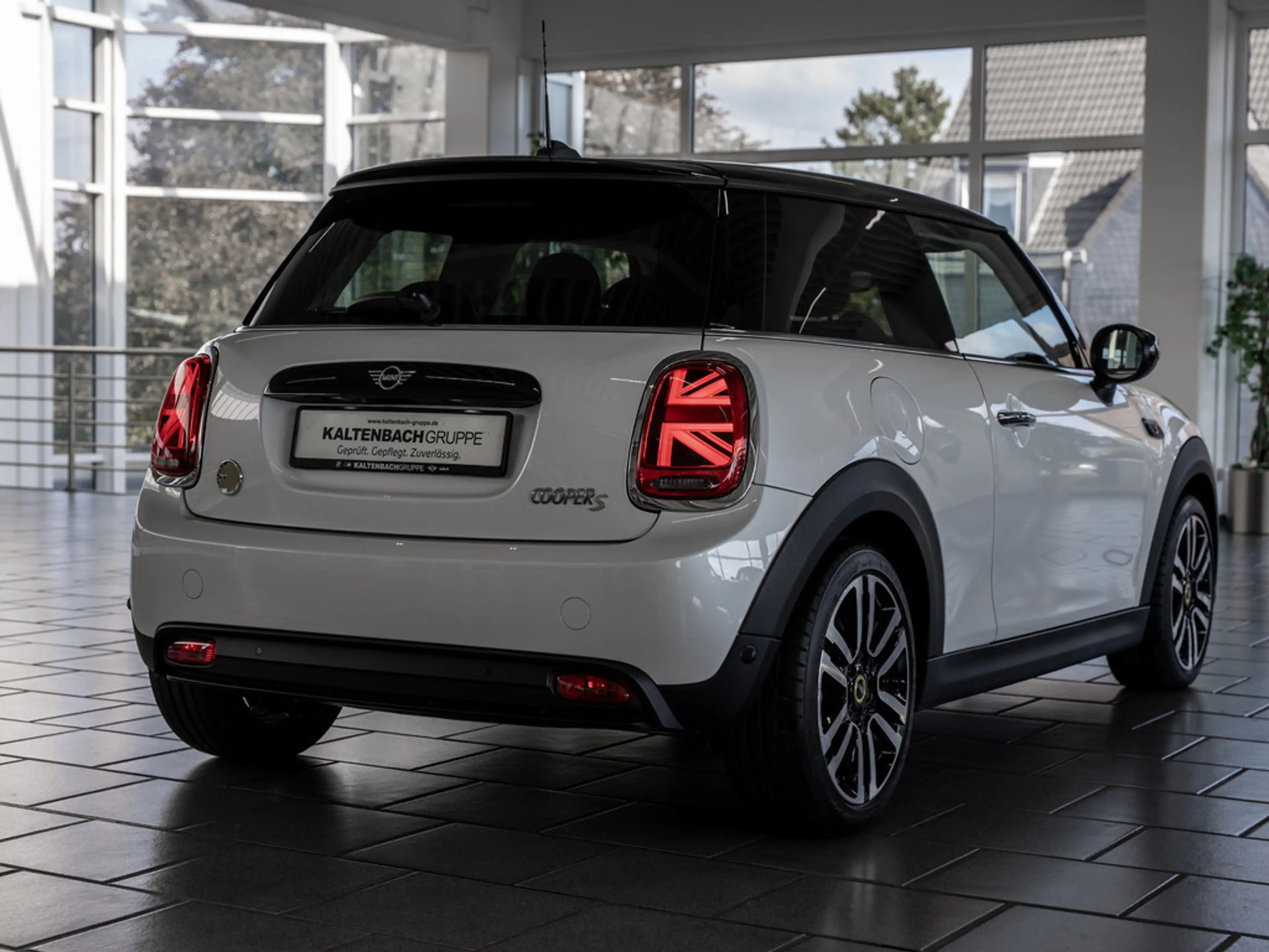 MINI Cooper SE Classic Trim FACEL. LED KAMERA SHZ — photo 5