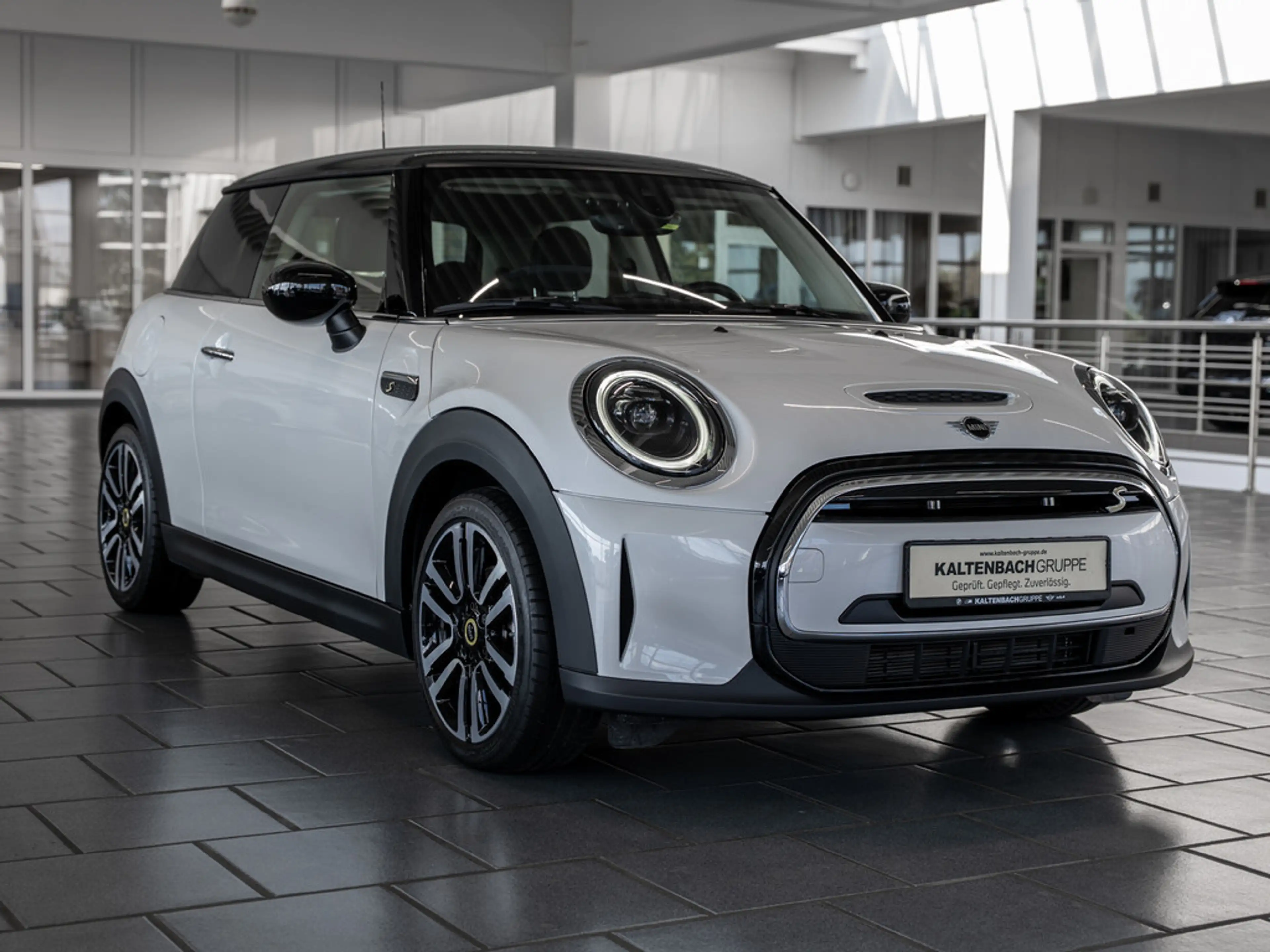 MINI Cooper SE Classic Trim FACEL. LED KAMERA SHZ — photo 4