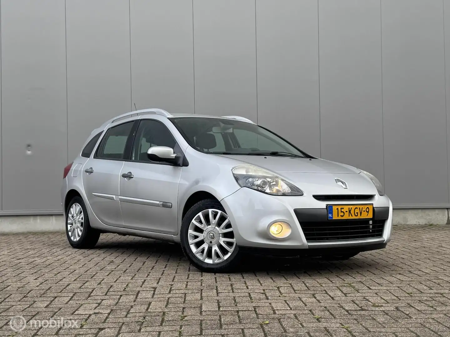 Renault Clio Estate 1.2 TCE | 4x nieuwe banden + apk | navigati Grijs - 1