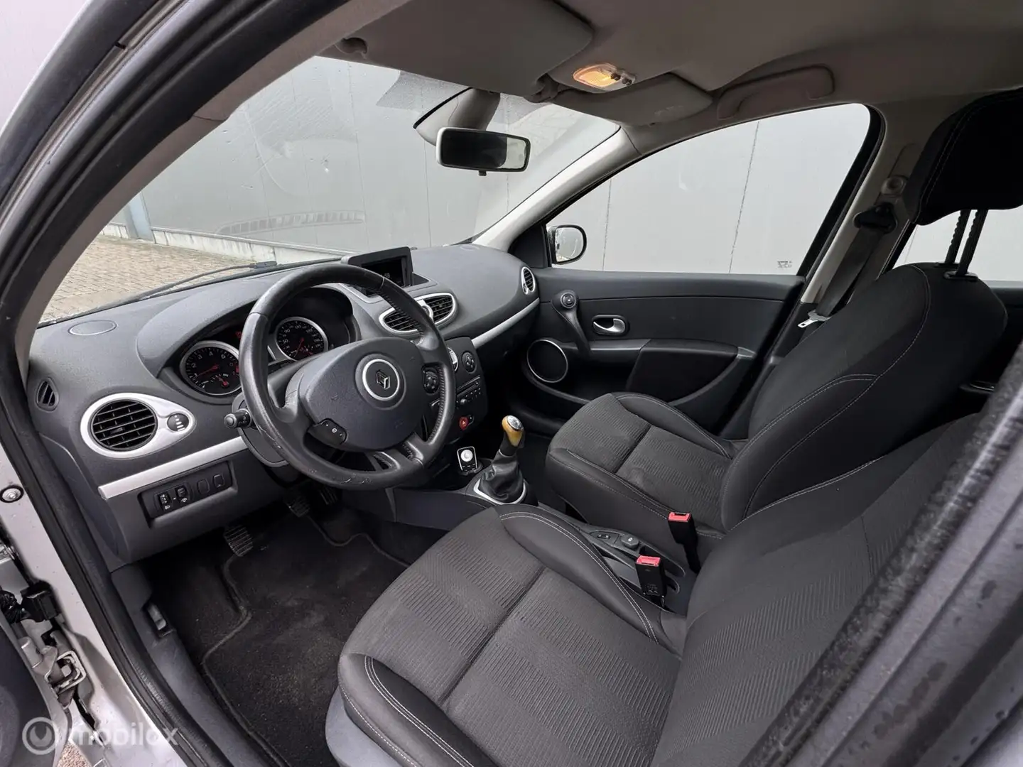 Renault Clio Estate 1.2 TCE | 4x nieuwe banden + apk | navigati Grijs - 2