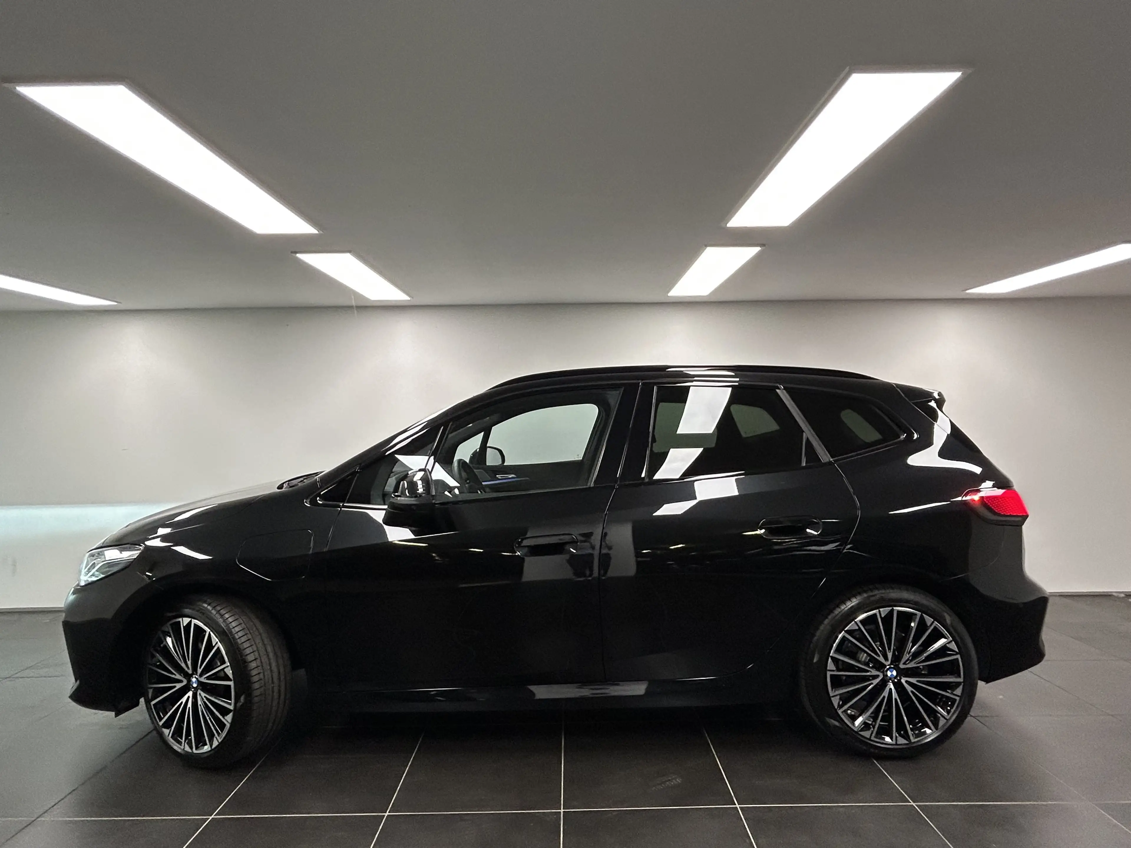 BMW 230 e xDrive Active Tourer — photo 2