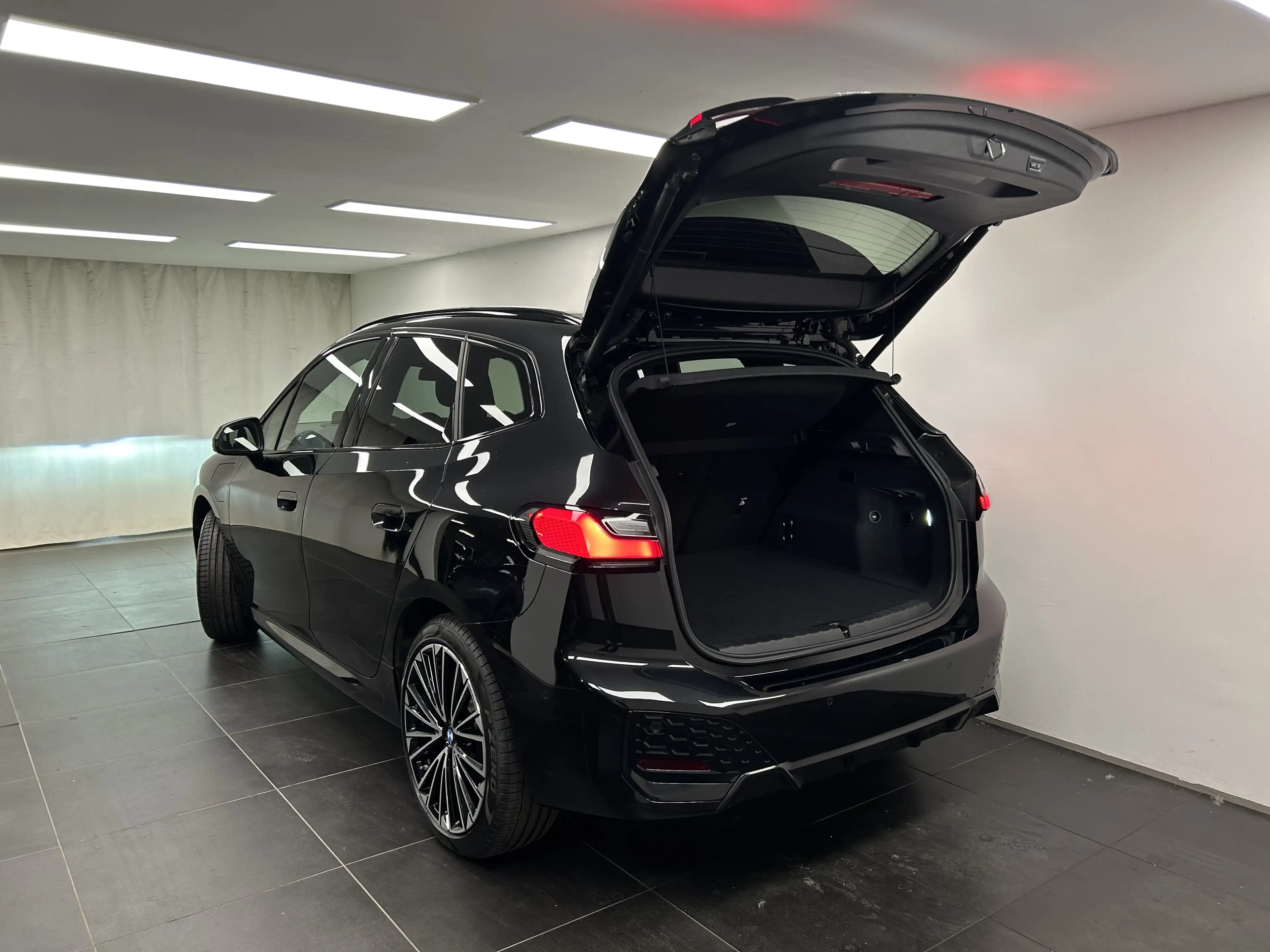 BMW 230 e xDrive Active Tourer — photo 13