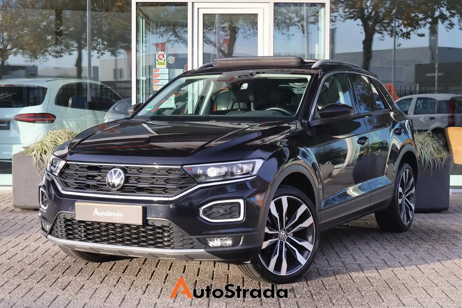 Volkswagen T-Roc 1.5 Style TSI 150pk | Pano | Adaptive | Parkeersen Noir - 1