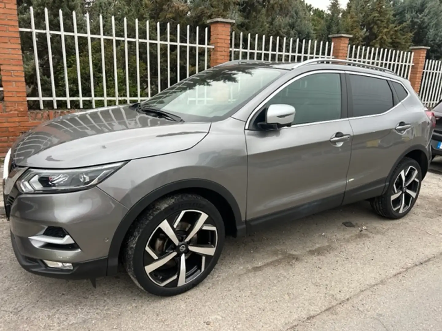Nissan Qashqai 1.2 DIG-T Tekna 4x2 XTronic Gris - 1
