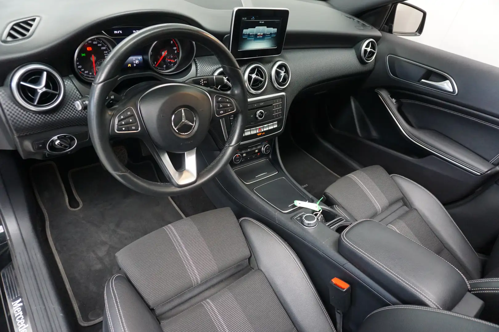 Mercedes-Benz A 180 d Ambition AUTOMAAT! PANO H. LEER CAMERA NAVI CLIM Schwarz - 2