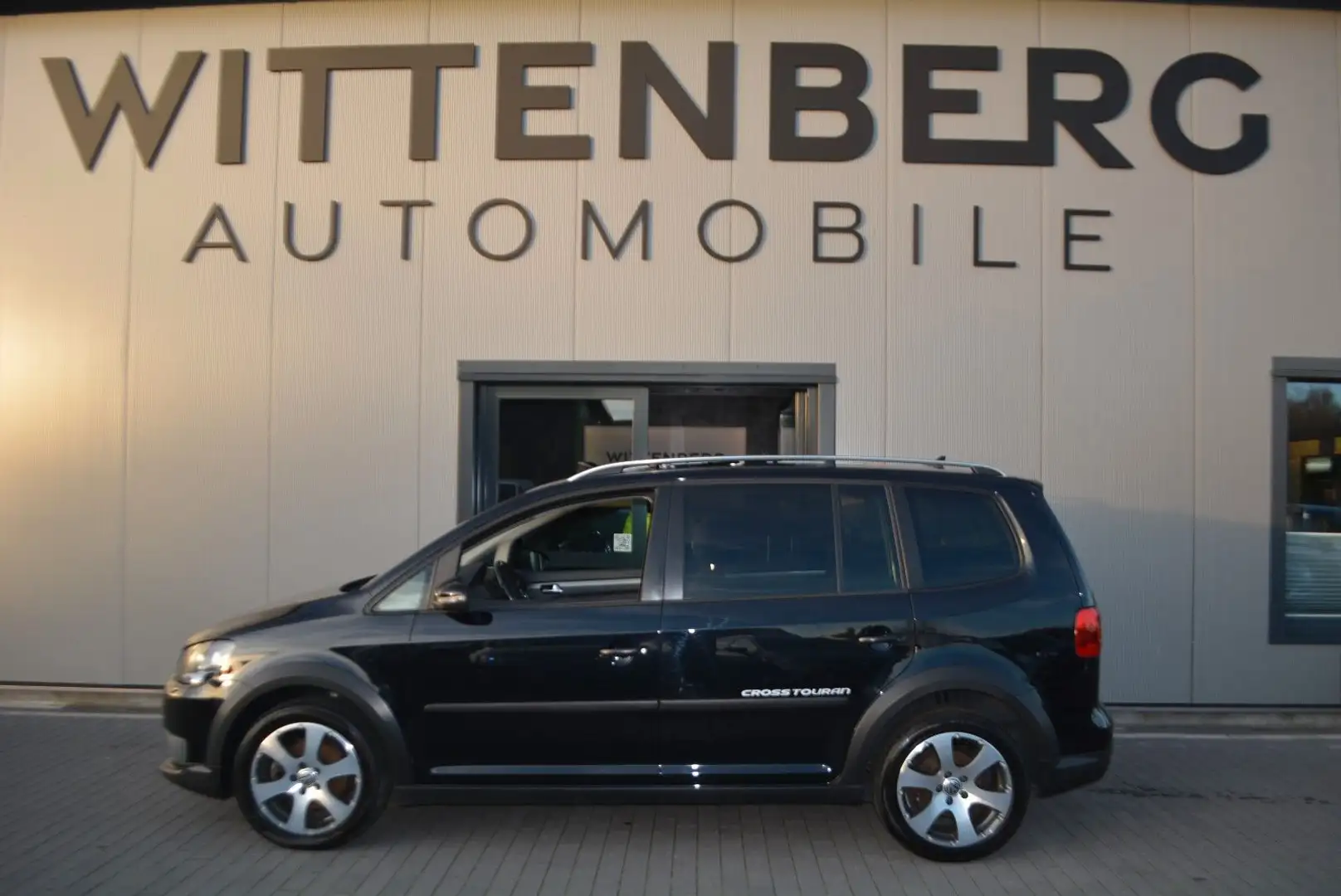 Volkswagen Touran CrossTouran DSG-AHK-Panorama Schwarz - 1