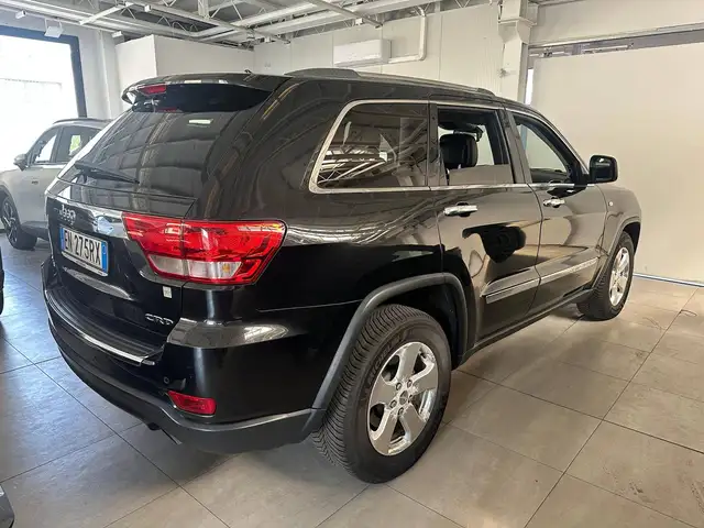 Jeep Grand Cherokee view 4