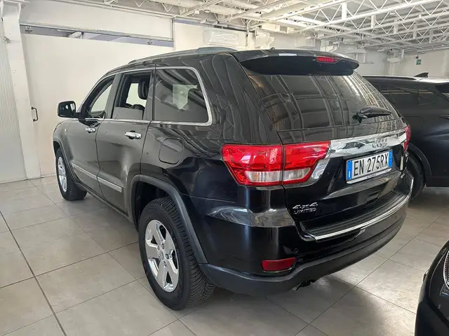 Jeep Grand Cherokee view 2