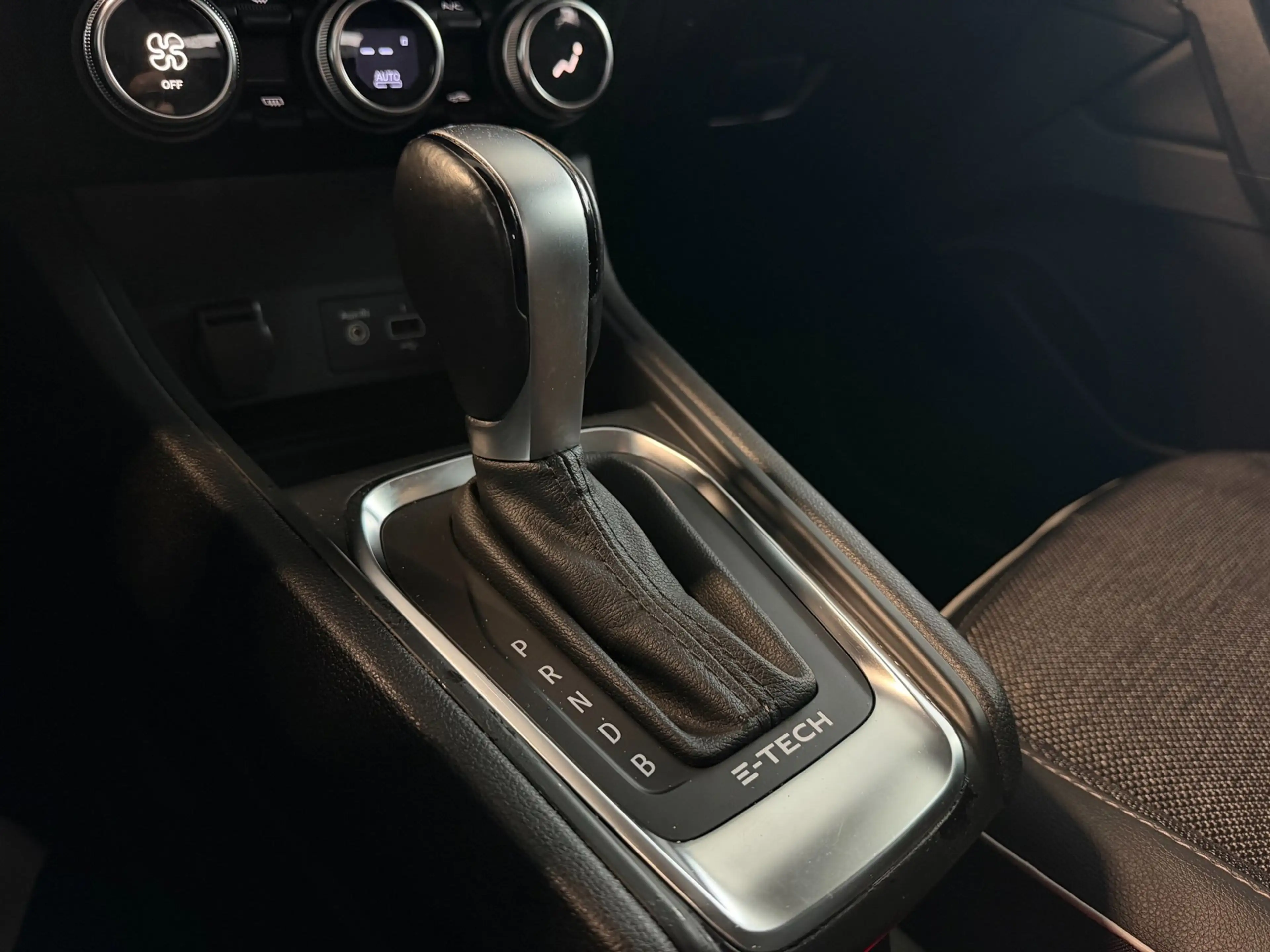 Renault Captur 1.6 E-Tech Plug-in Hybrid 160 Intens 2022 — photo 25