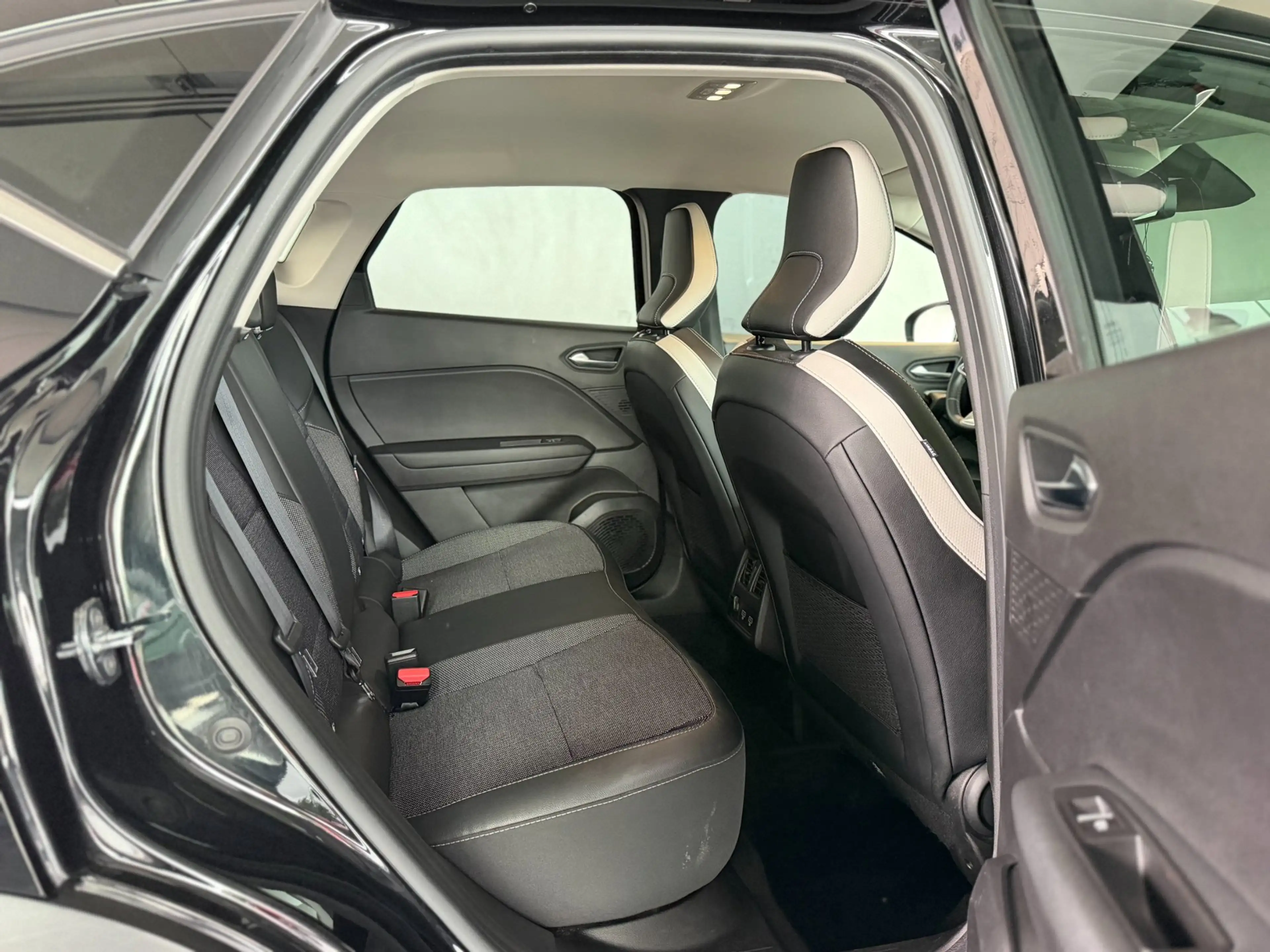 Renault Captur 1.6 E-Tech Plug-in Hybrid 160 Intens 2022 — photo 23