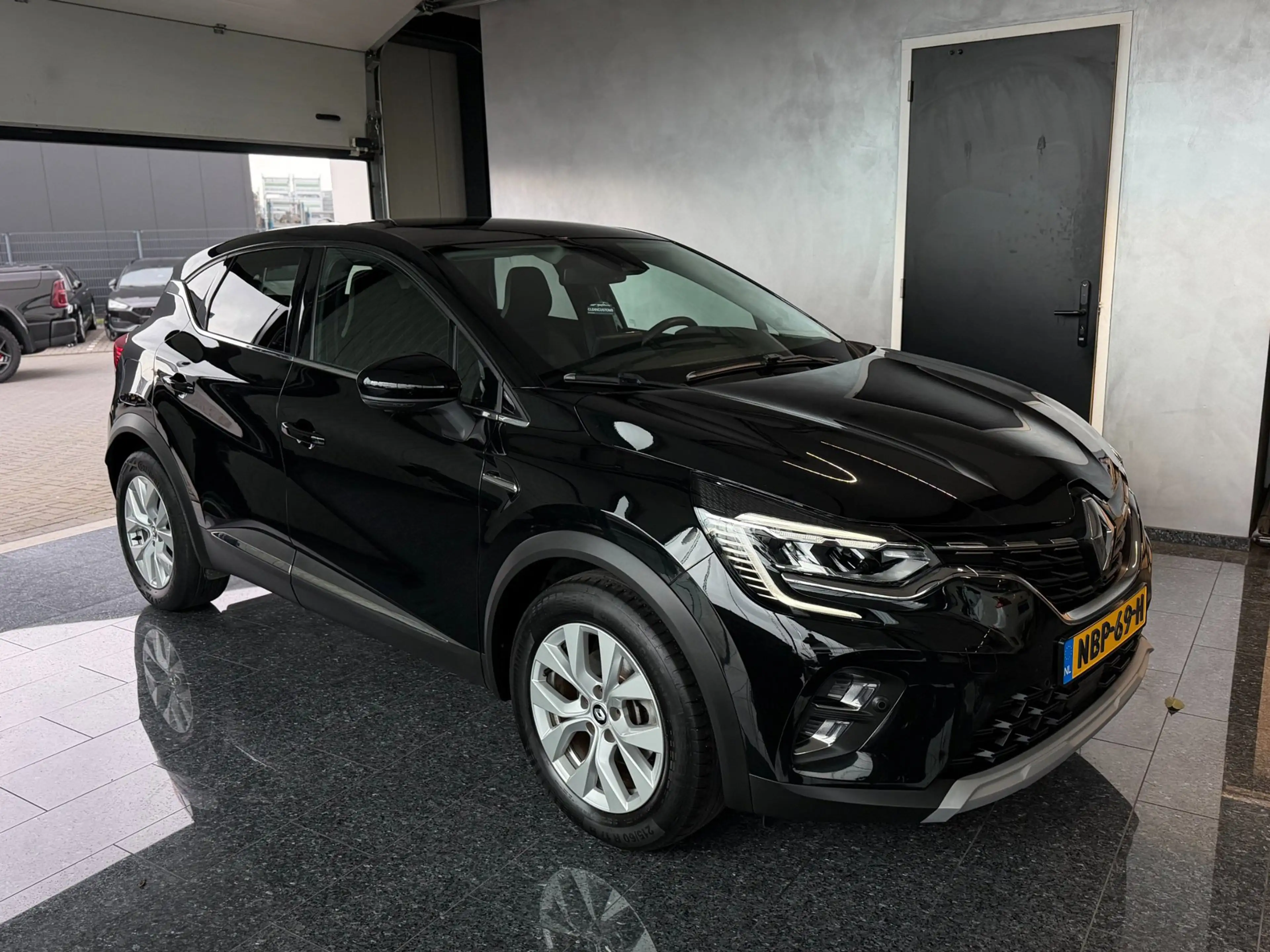 Renault Captur 1.6 E-Tech Plug-in Hybrid 160 Intens 2022 — photo 2