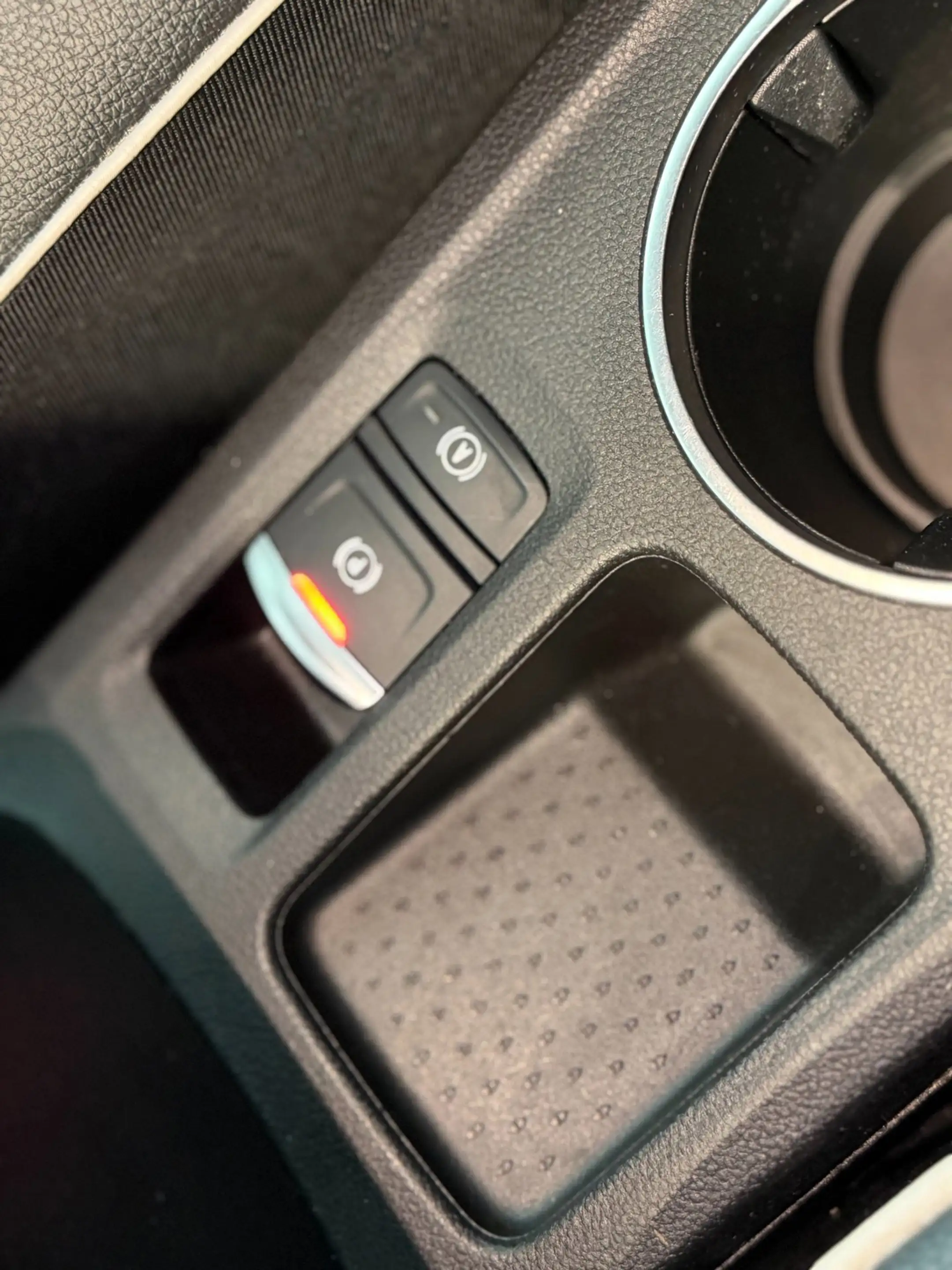 Renault Captur 1.6 E-Tech Plug-in Hybrid 160 Intens 2022 — photo 31