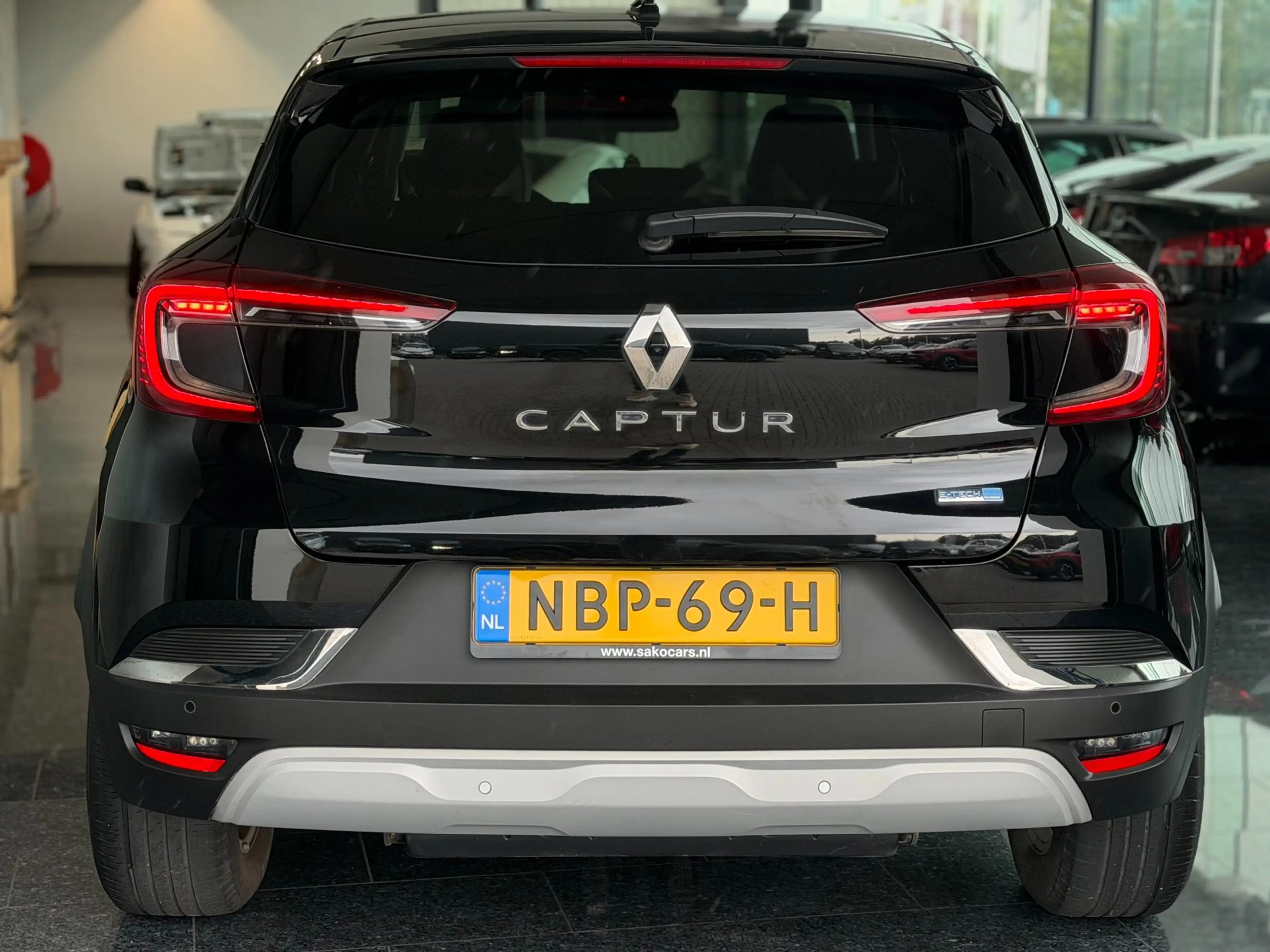 Renault Captur 1.6 E-Tech Plug-in Hybrid 160 Intens 2022 — photo 3