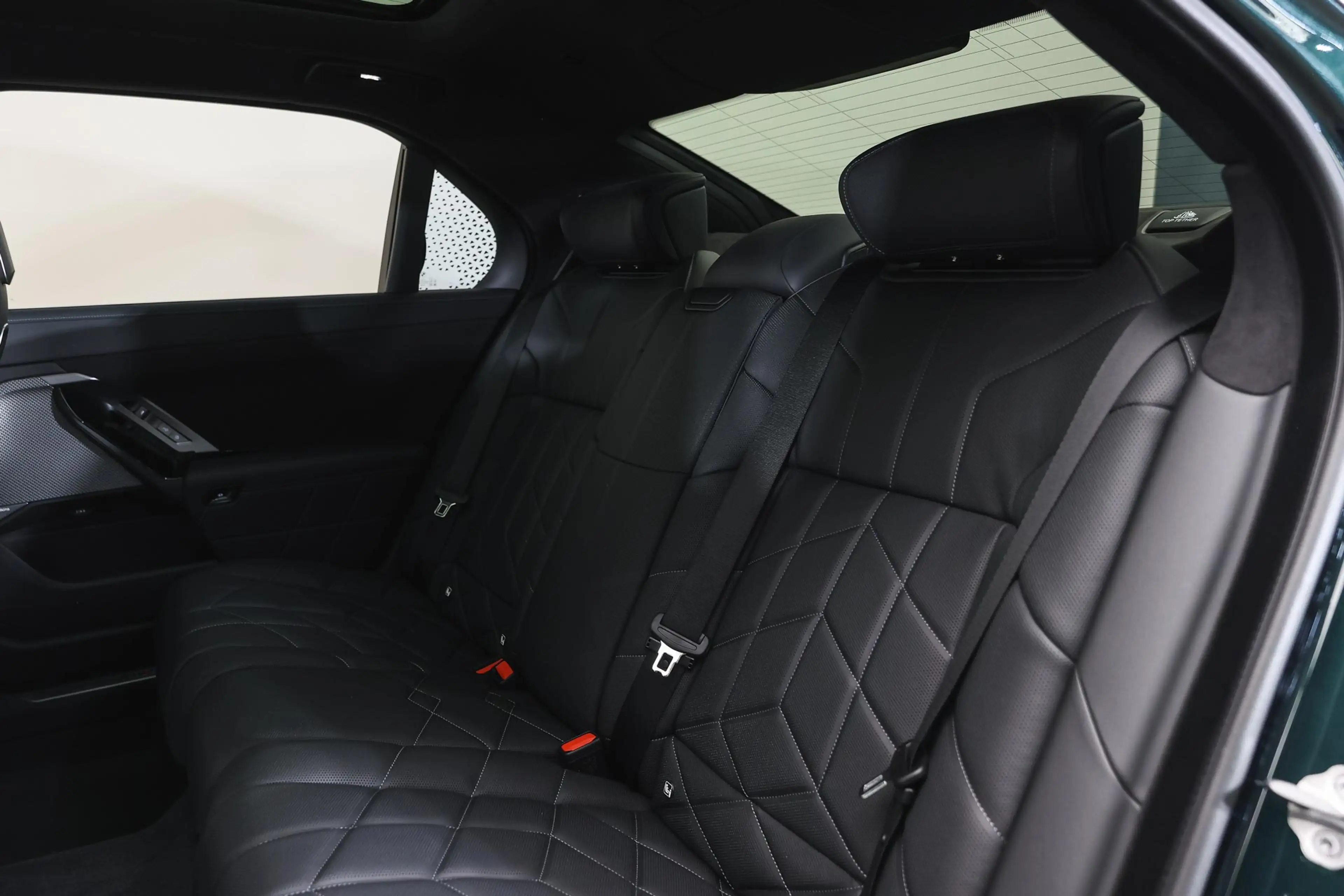 BMW i7 50 xDrive M Sport / Panoramadak Sky Lounge / Parki — photo 10