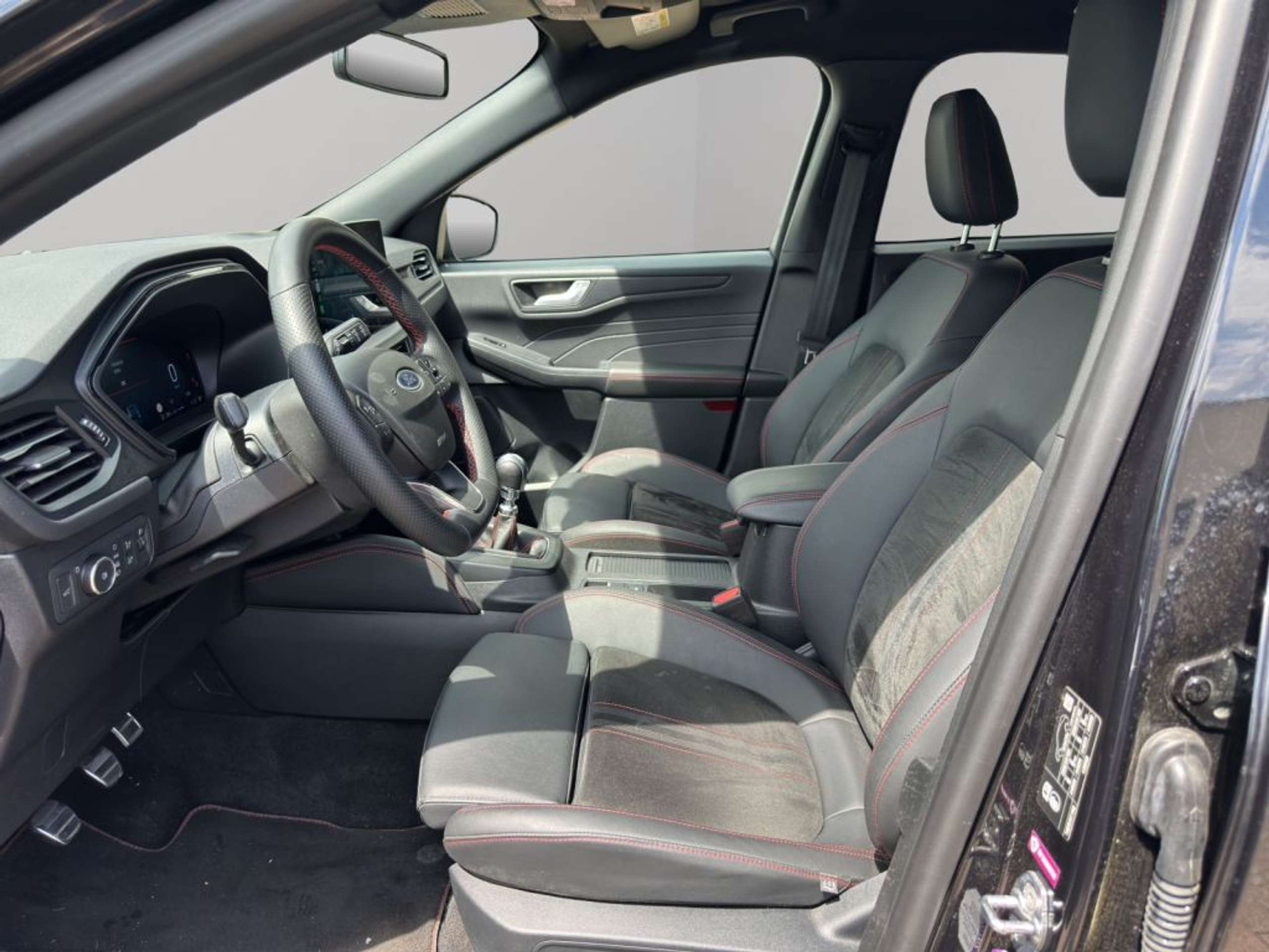 Fahrzeugabbildung Ford Kuga ST-LINE X 1.5 Ltr. 150 PS *AHK* 5 JAHRE FGS - mit KI generiert/bearbeitet