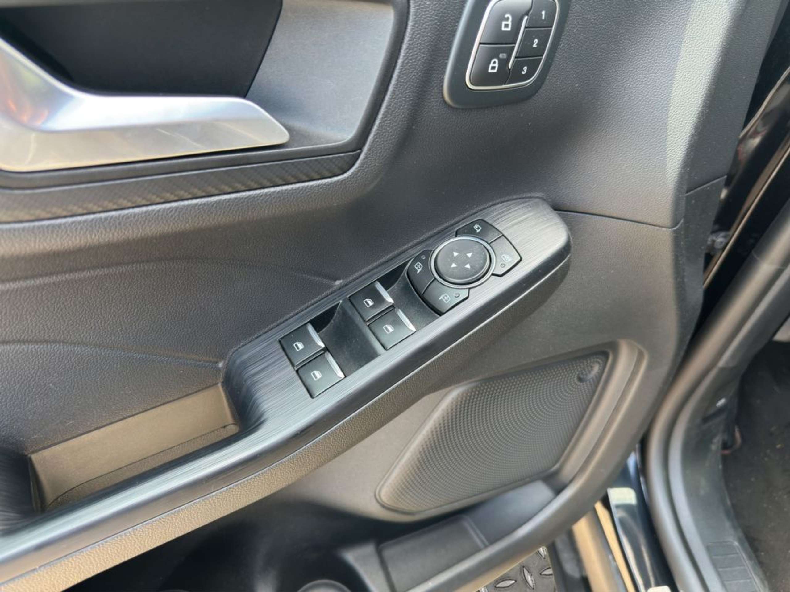 Fahrzeugabbildung Ford Kuga ST-LINE X 1.5 Ltr. 150 PS *AHK* 5 JAHRE FGS - mit KI generiert/bearbeitet