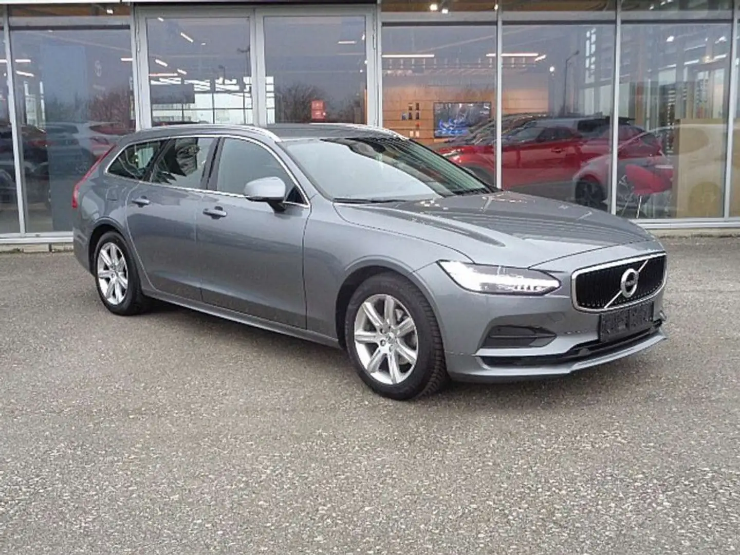 Volvo V90 D3 Momentum Geartronic Grau - 2