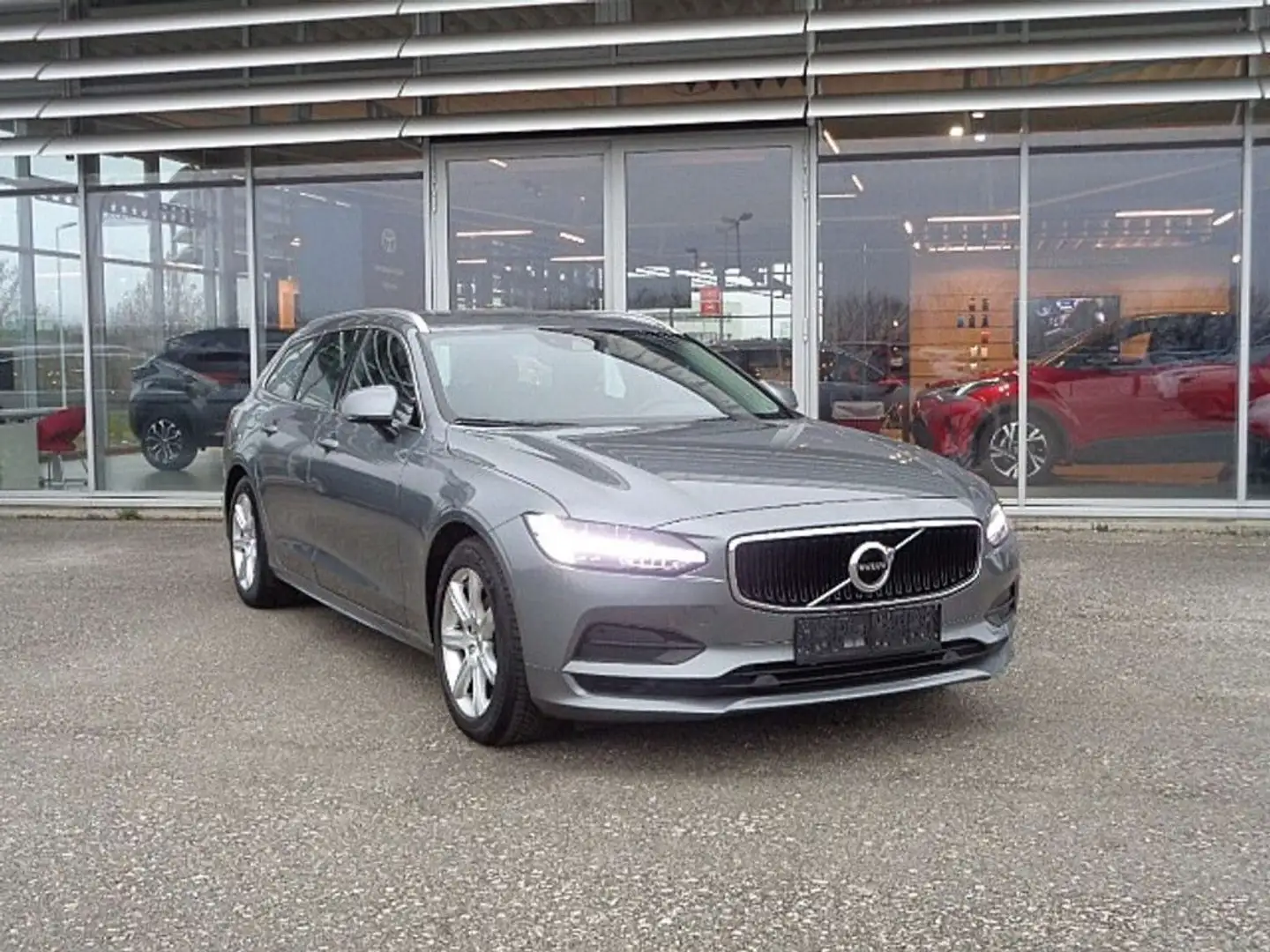 Volvo V90 D3 Momentum Geartronic Grau - 1