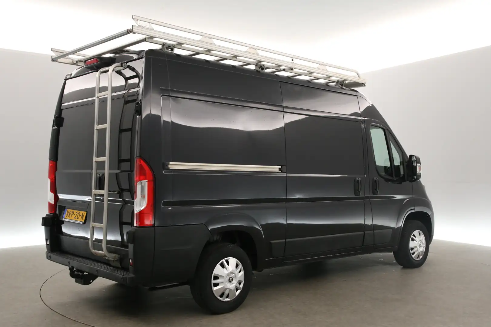 Peugeot Boxer 335 2.0 BlueHDI L2H2 164PK Airco Camera Cruise Tre Zwart - 2