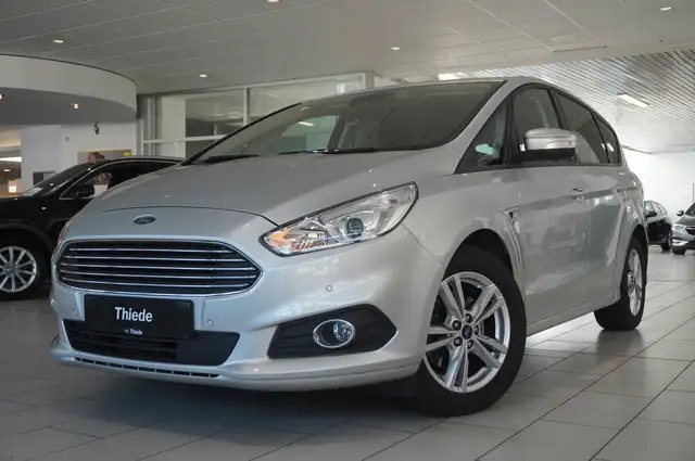 Ford S-Max view 3