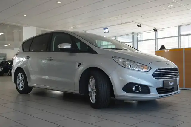 Ford S-Max view 4