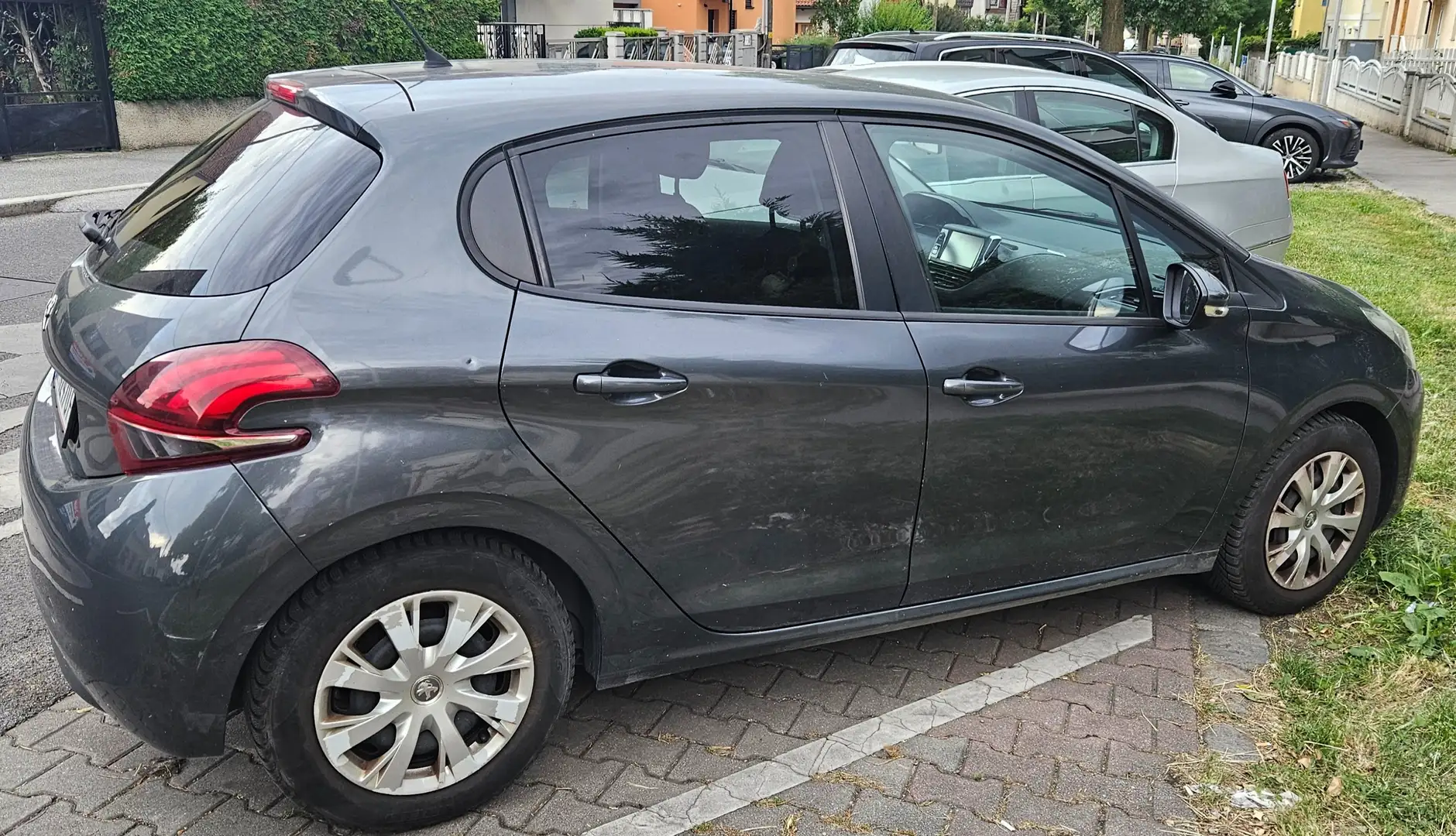 Peugeot 208 Active 1,0 PureTech 68 Grau - 1