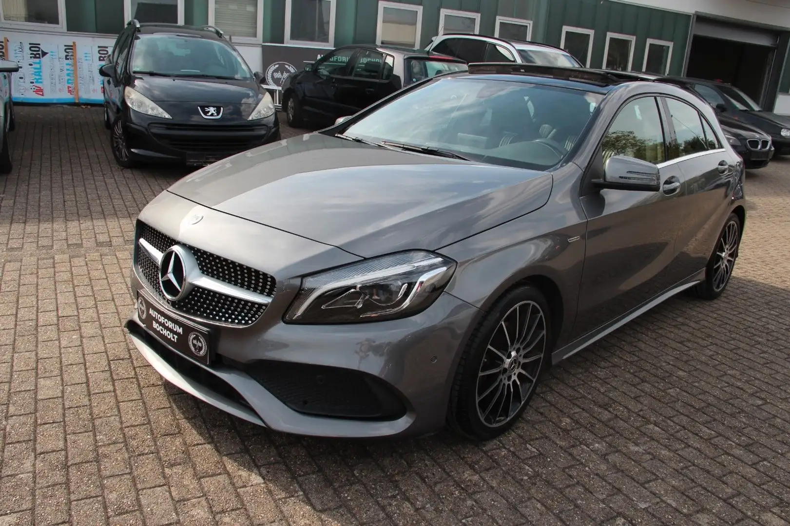 Mercedes-Benz A 180 Peak Edition AMG, Pano, LED Grau - 2