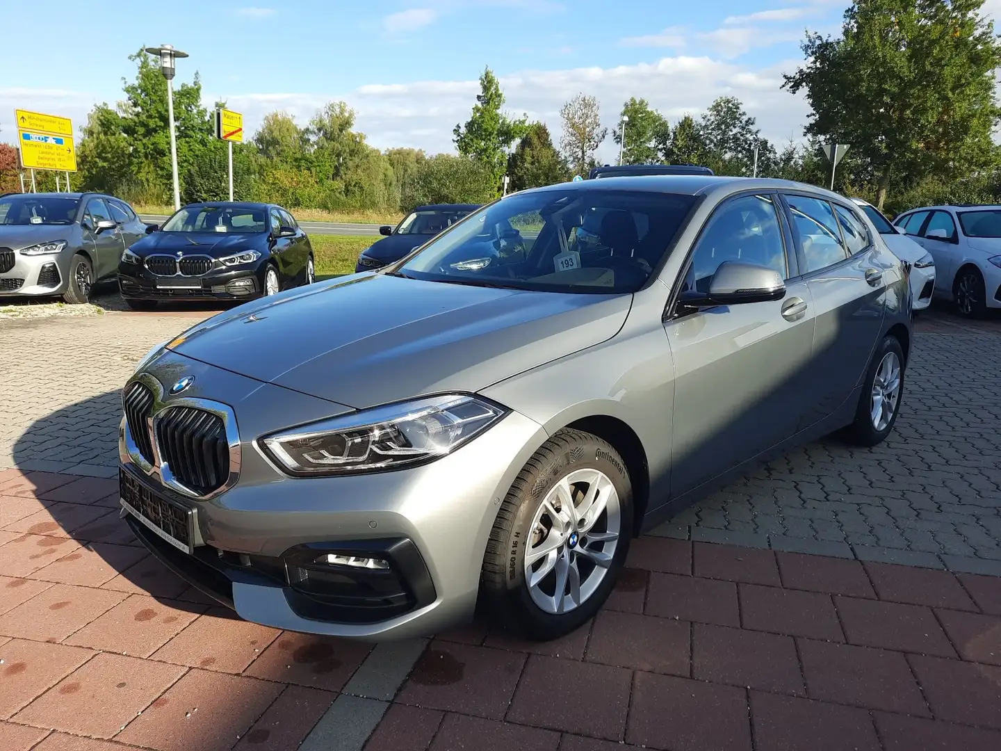 BMW 118 i Sport Line Navi Kamera Tempomat SHZ Grijs - 2
